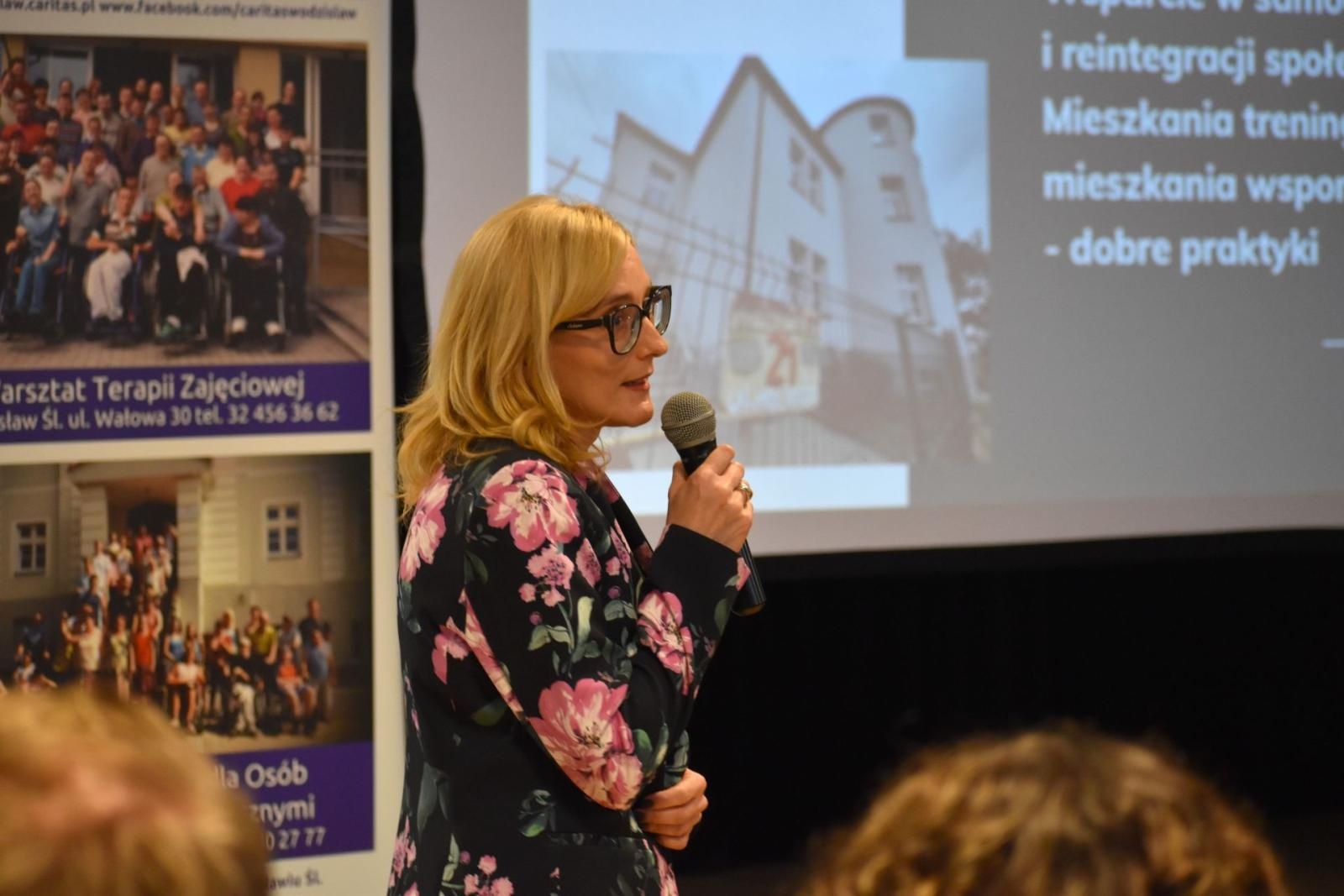 Zdjęcie w galerii na portalu naszwodzislaw.com: Jak skutecznie pomagać? Systemowe wsparcie osób z niepełnosprawnościami. Konferencja w Połomi wiadomości z regionu