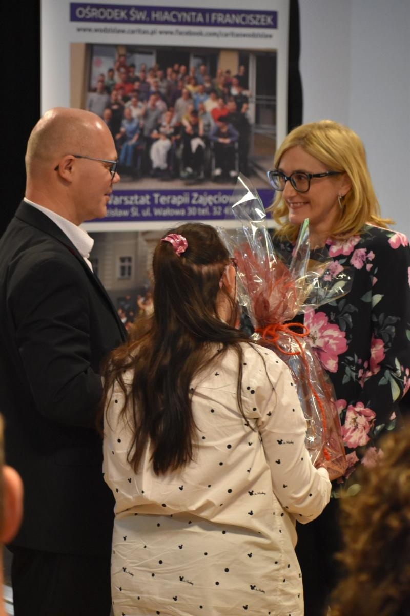 Zdjęcie w galerii na portalu naszwodzislaw.com: Jak skutecznie pomagać? Systemowe wsparcie osób z niepełnosprawnościami. Konferencja w Połomi wiadomości z regionu