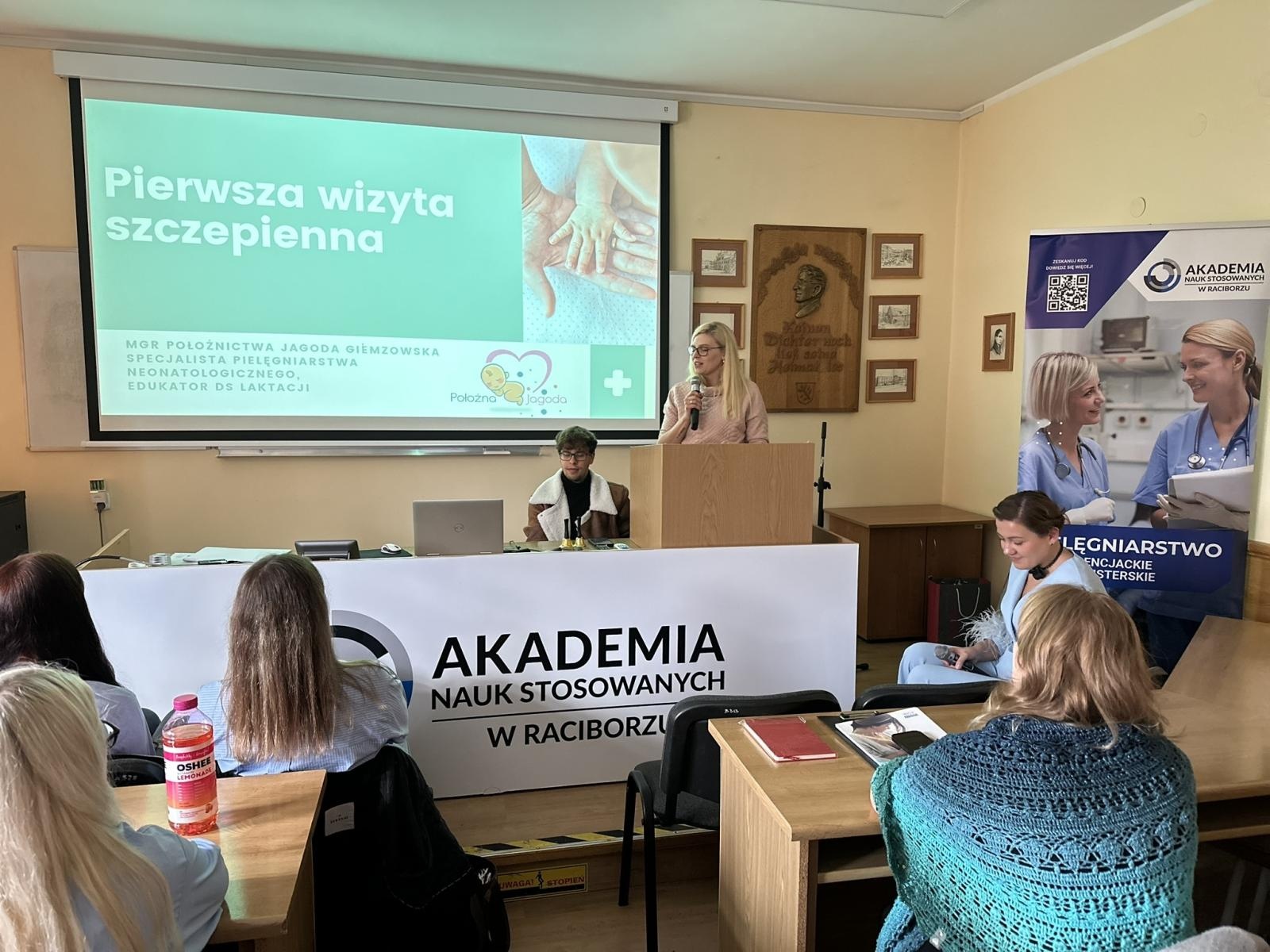 Zdjęcie w galerii na portalu naszwodzislaw.com: Konferencja Go Blue for AMR w Akademii Nauk Stosowanych w Raciborzu. Edukacja i świadomość w walce z antybiotykoopornością wiadomości z regionu