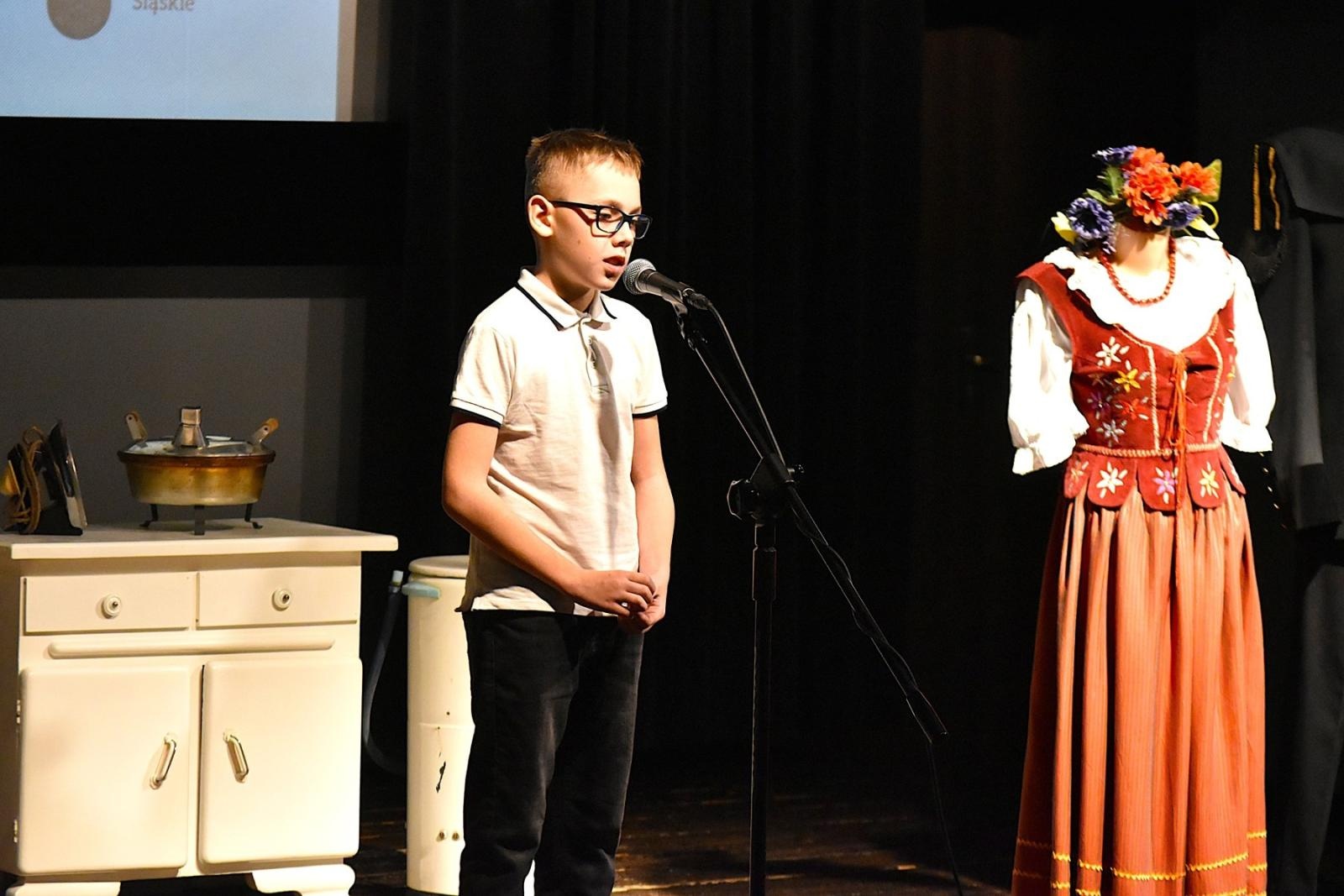 Zdjęcie w galerii na portalu naszwodzislaw.com: Uczniowie z Gminy Godów świetnie zaprezentowali śląską gwarę [FOTO] wiadomości z regionu