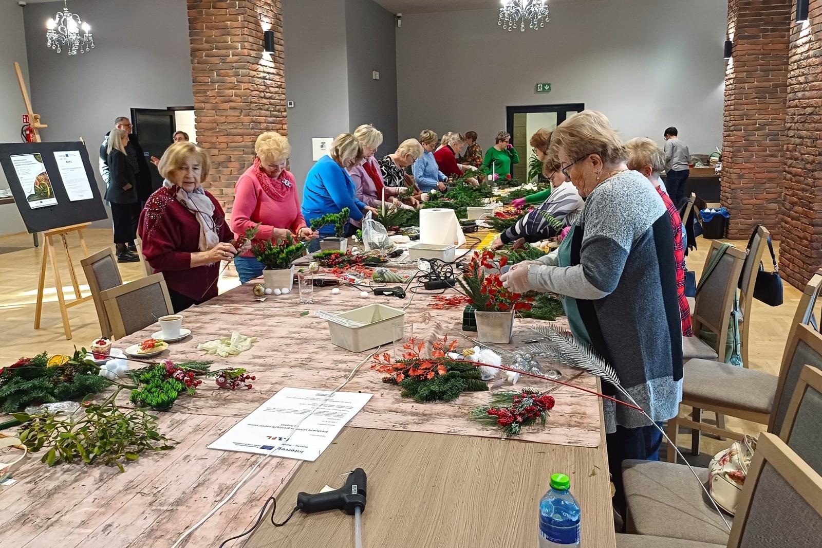 Zdjęcie w galerii na portalu naszwodzislaw.com: Seniorzy rozpoczęli przygotowania do świąt. Tworzyli bożonarodzeniowe ozdoby wiadomości z regionu