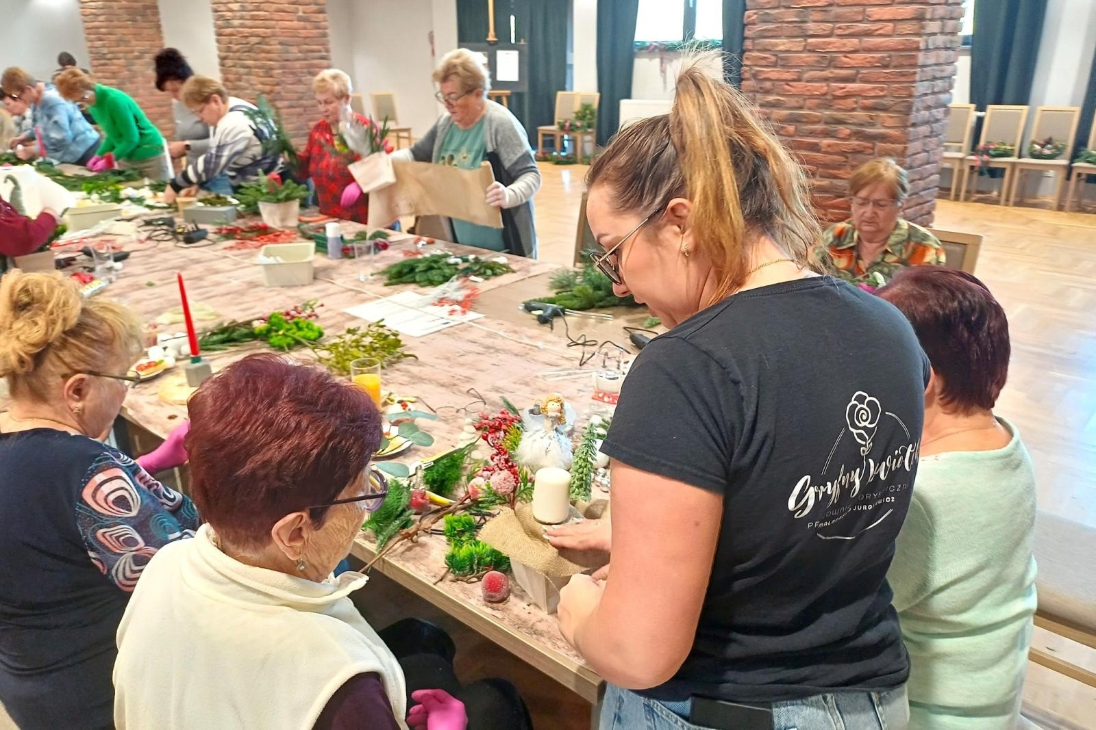 Zdjęcie w galerii na portalu naszwodzislaw.com: Seniorzy rozpoczęli przygotowania do świąt. Tworzyli bożonarodzeniowe ozdoby wiadomości z regionu