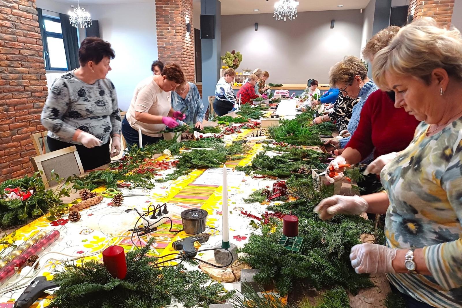 Zdjęcie w galerii na portalu naszwodzislaw.com: Seniorzy rozpoczęli przygotowania do świąt. Tworzyli bożonarodzeniowe ozdoby wiadomości z regionu