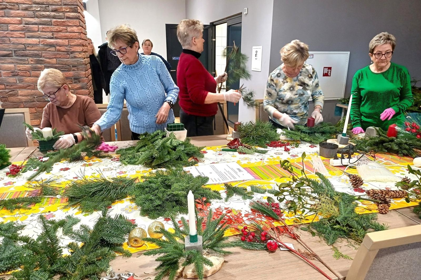 Zdjęcie w galerii na portalu naszwodzislaw.com: Seniorzy rozpoczęli przygotowania do świąt. Tworzyli bożonarodzeniowe ozdoby wiadomości z regionu