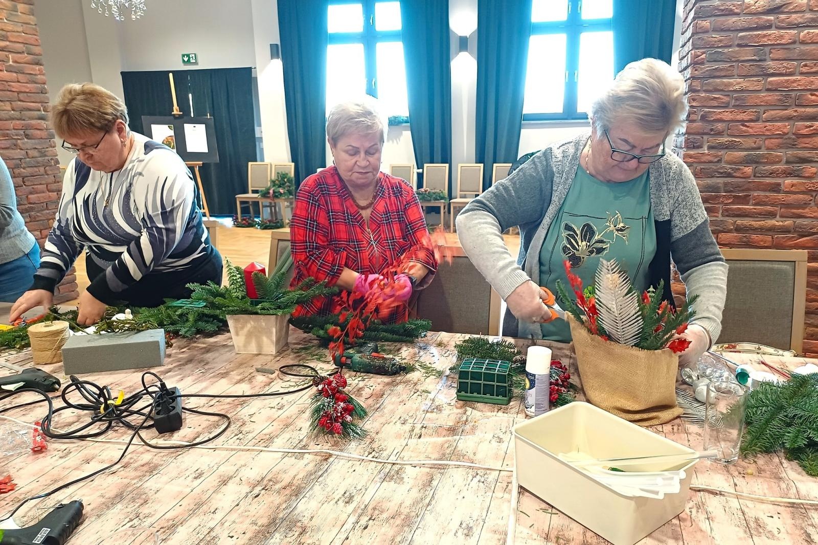 Zdjęcie w galerii na portalu naszwodzislaw.com: Seniorzy rozpoczęli przygotowania do świąt. Tworzyli bożonarodzeniowe ozdoby wiadomości z regionu