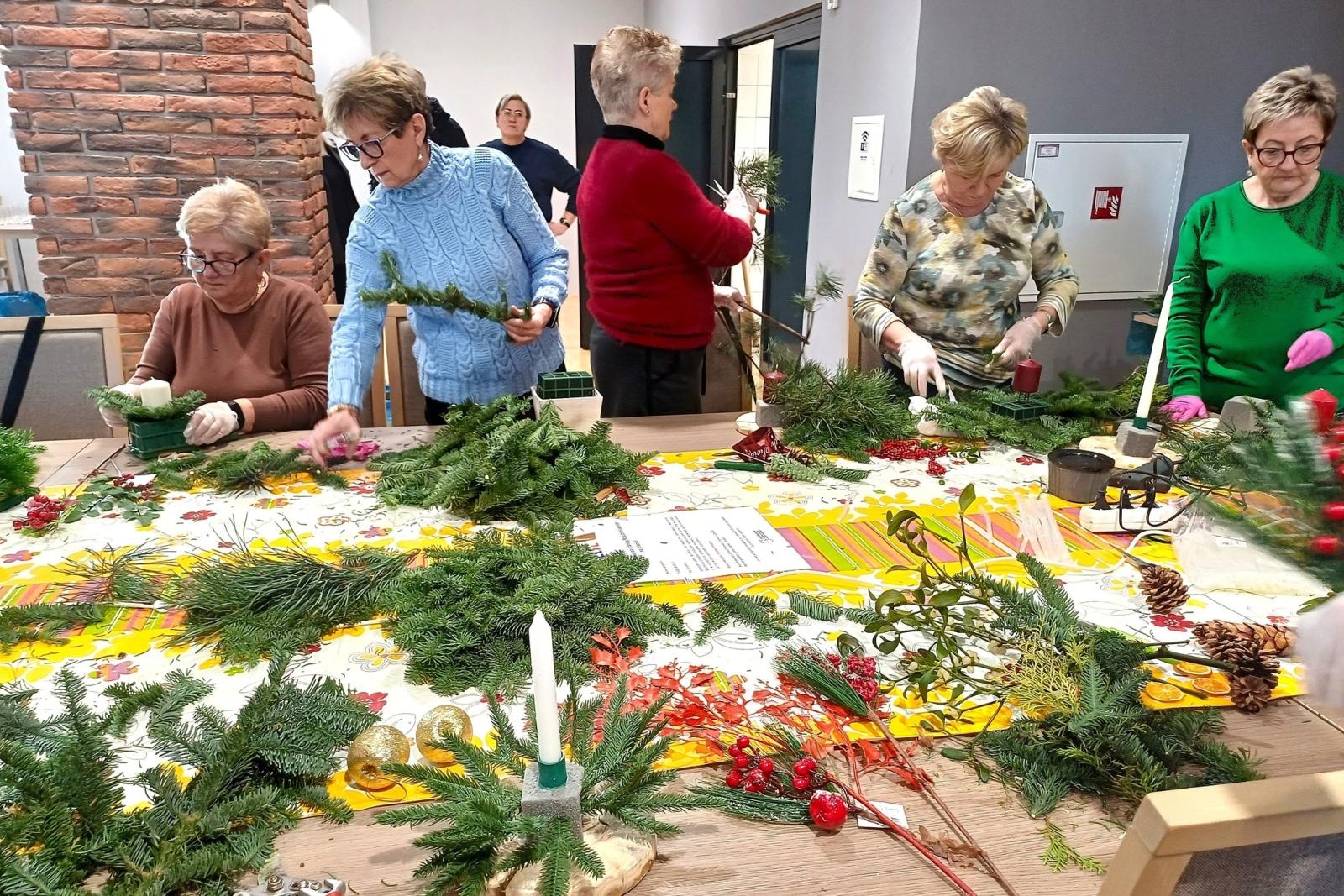 Zdjęcie w galerii na portalu naszwodzislaw.com: Seniorzy rozpoczęli przygotowania do świąt. Tworzyli bożonarodzeniowe ozdoby wiadomości z regionu