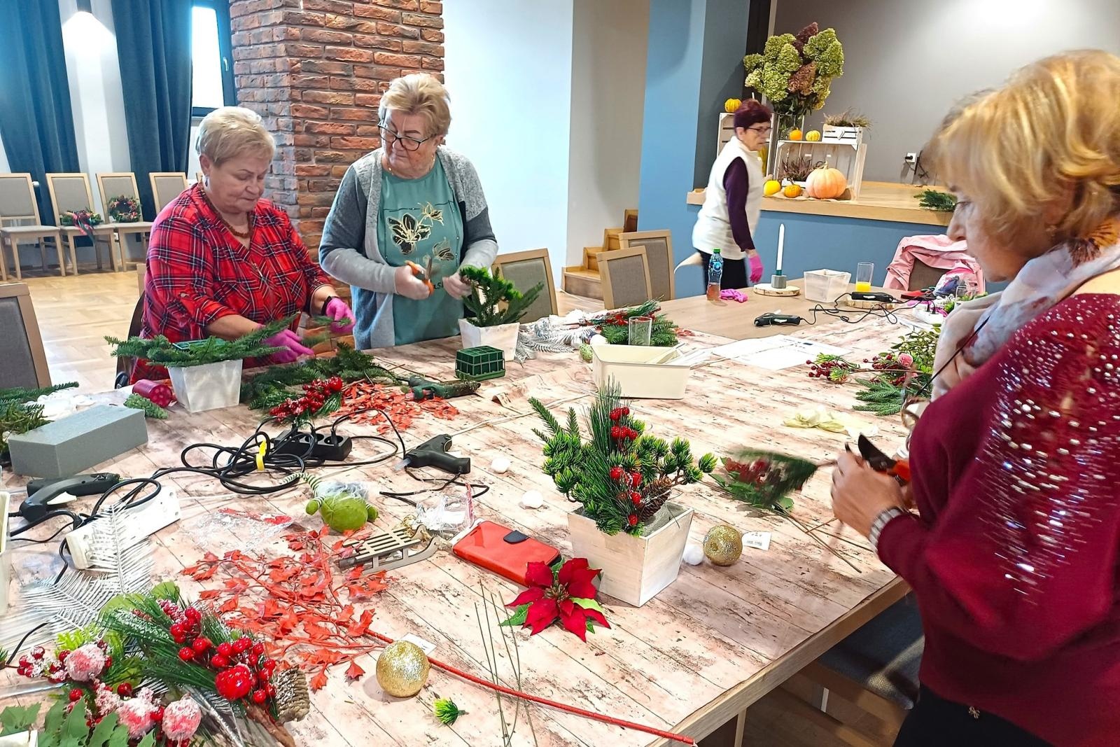 Zdjęcie w galerii na portalu naszwodzislaw.com: Seniorzy rozpoczęli przygotowania do świąt. Tworzyli bożonarodzeniowe ozdoby wiadomości z regionu