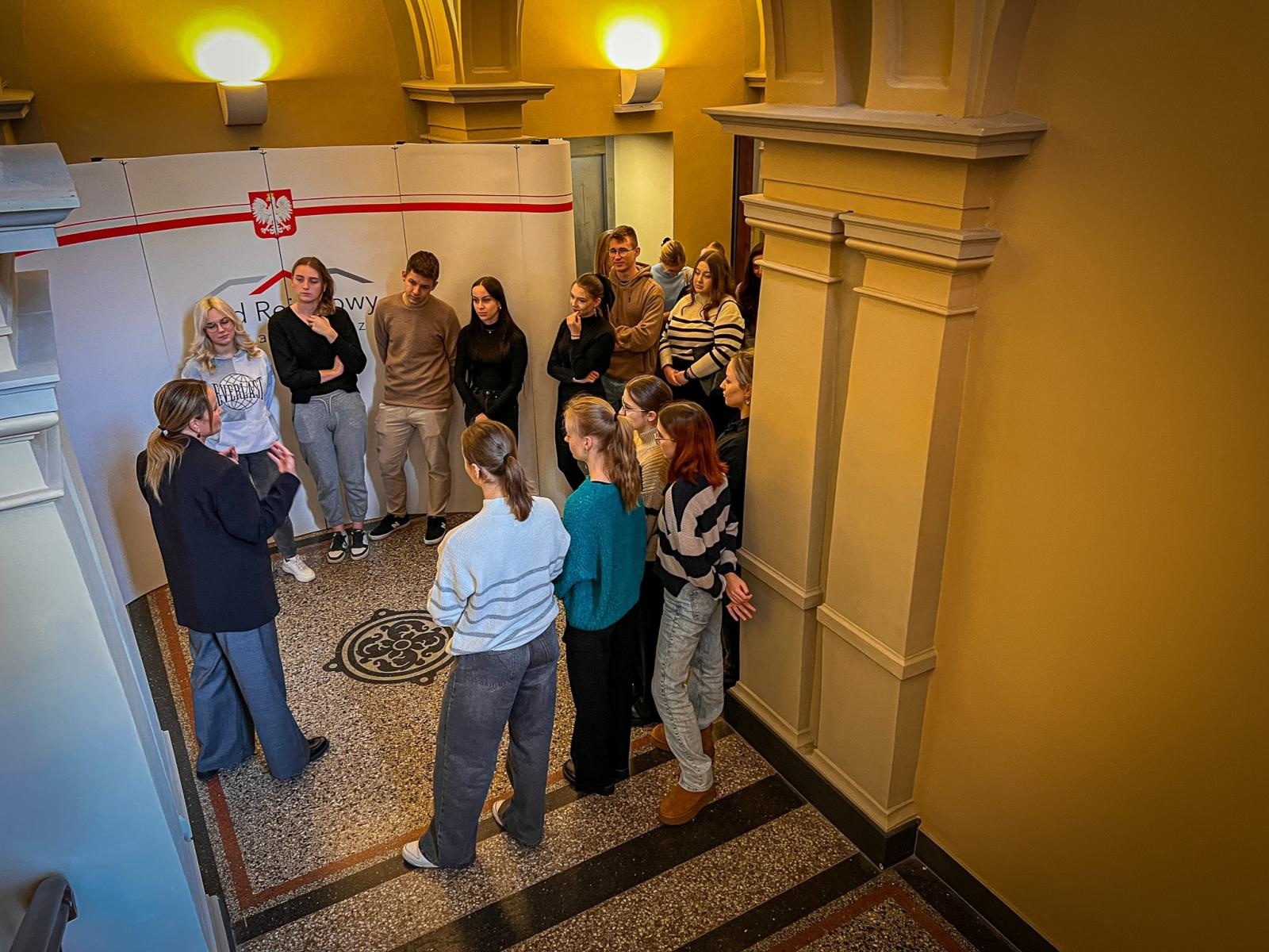 Zdjęcie w galerii na portalu naszwodzislaw.com: Studenci pielęgniarstwa zgłębiają prawo medyczne w raciborskim sądzie. Zajęcia w praktyce wymiaru sprawiedliwości wiadomości z regionu