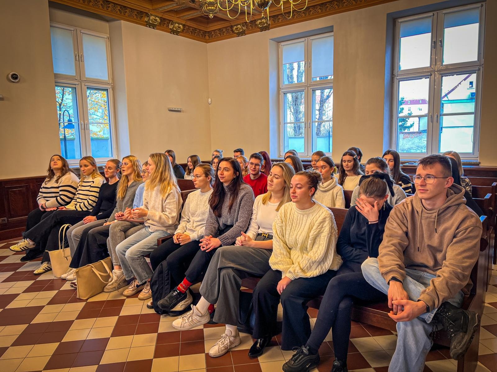 Zdjęcie w galerii na portalu naszwodzislaw.com: Studenci pielęgniarstwa zgłębiają prawo medyczne w raciborskim sądzie. Zajęcia w praktyce wymiaru sprawiedliwości wiadomości z regionu