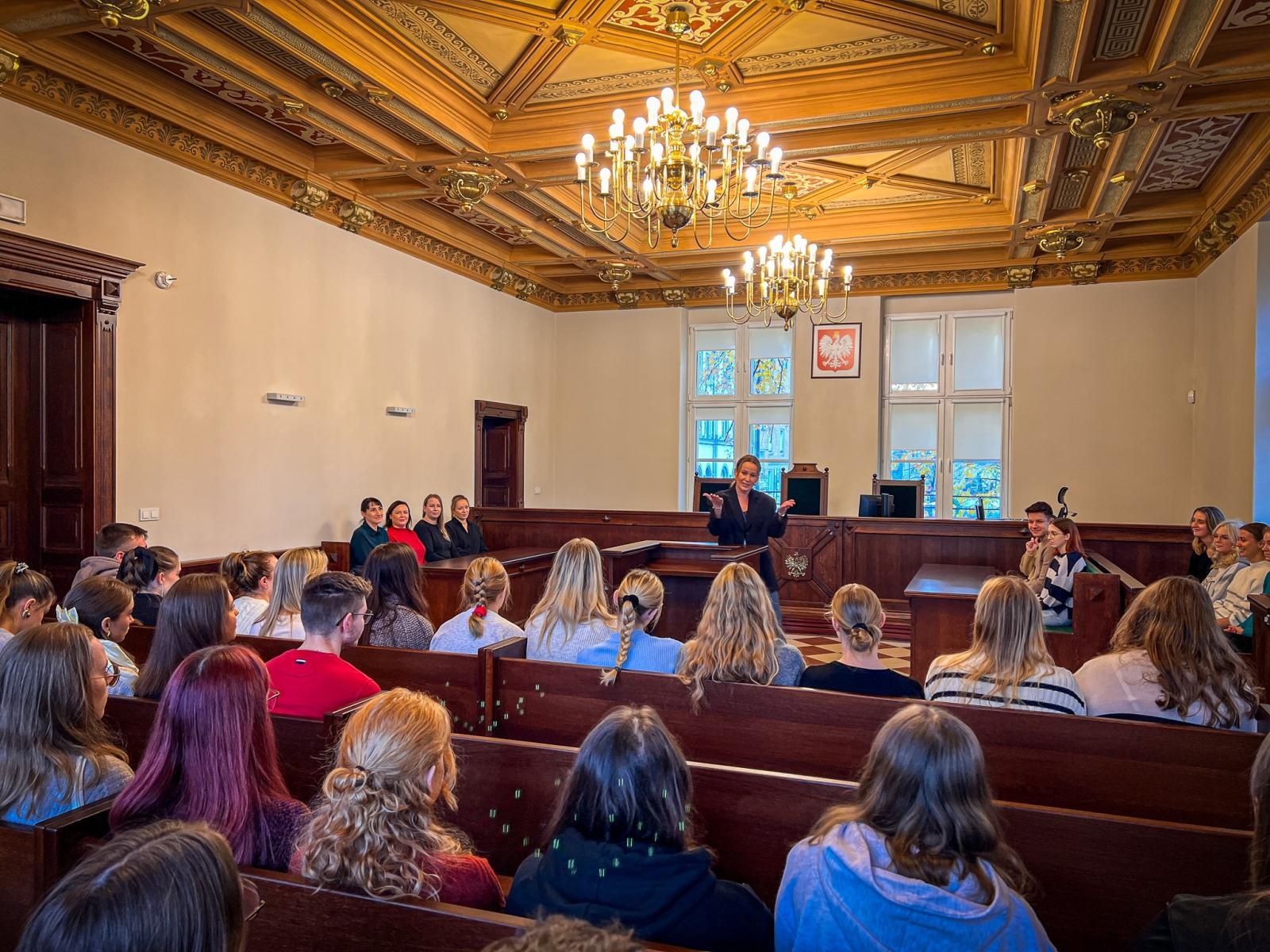 Zdjęcie w galerii na portalu naszwodzislaw.com: Studenci pielęgniarstwa zgłębiają prawo medyczne w raciborskim sądzie. Zajęcia w praktyce wymiaru sprawiedliwości wiadomości z regionu