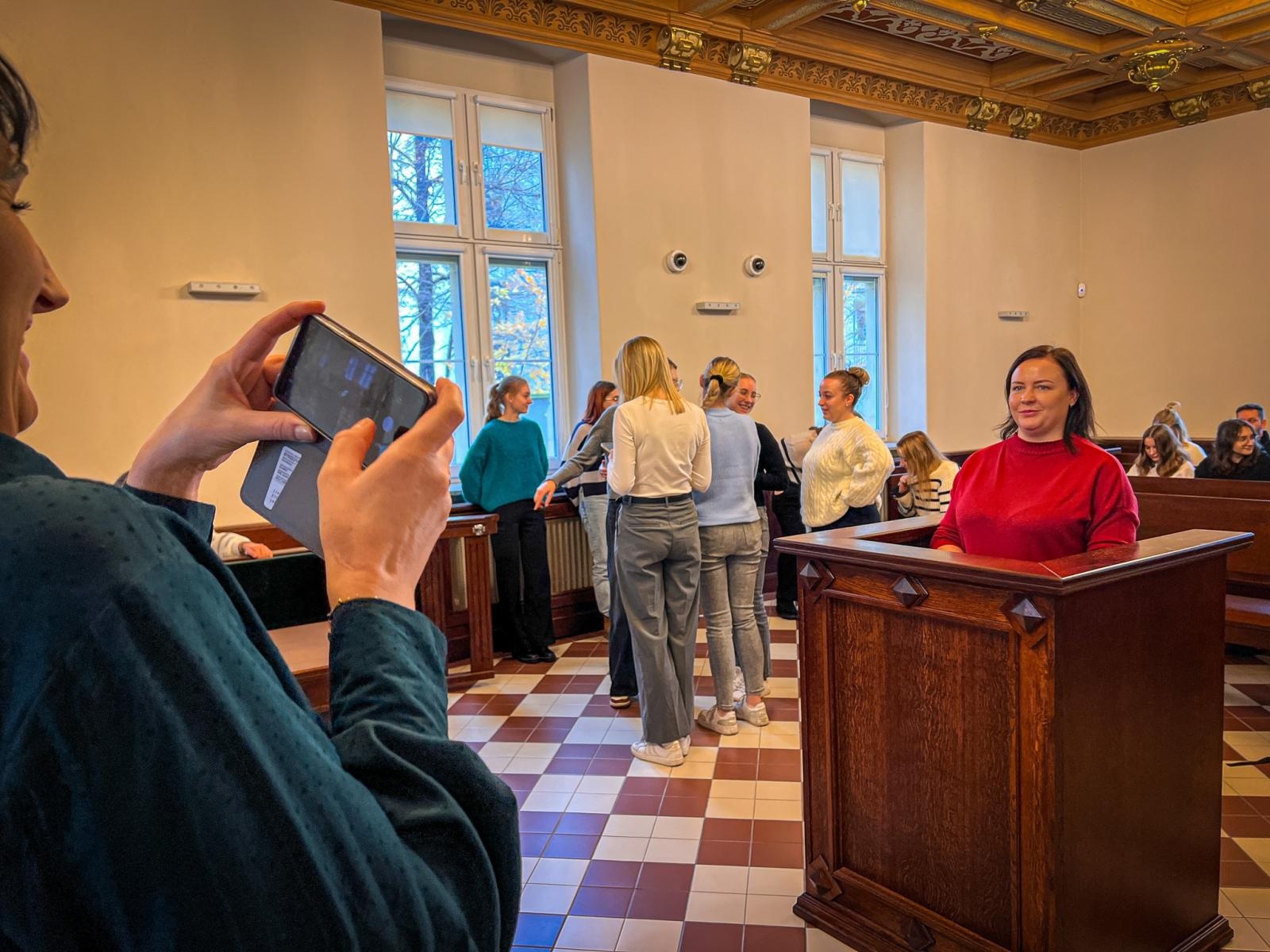 Zdjęcie w galerii na portalu naszwodzislaw.com: Studenci pielęgniarstwa zgłębiają prawo medyczne w raciborskim sądzie. Zajęcia w praktyce wymiaru sprawiedliwości wiadomości z regionu