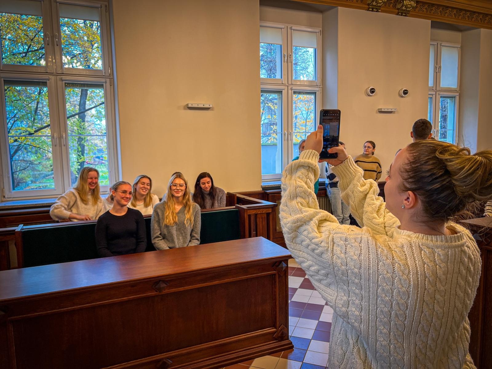 Zdjęcie w galerii na portalu naszwodzislaw.com: Studenci pielęgniarstwa zgłębiają prawo medyczne w raciborskim sądzie. Zajęcia w praktyce wymiaru sprawiedliwości wiadomości z regionu