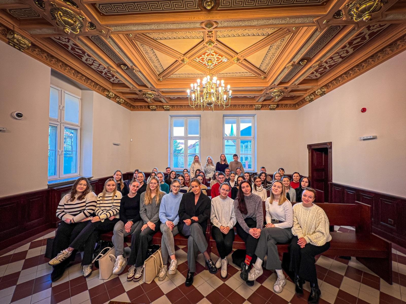 Zdjęcie w galerii na portalu naszwodzislaw.com: Studenci pielęgniarstwa zgłębiają prawo medyczne w raciborskim sądzie. Zajęcia w praktyce wymiaru sprawiedliwości wiadomości z regionu