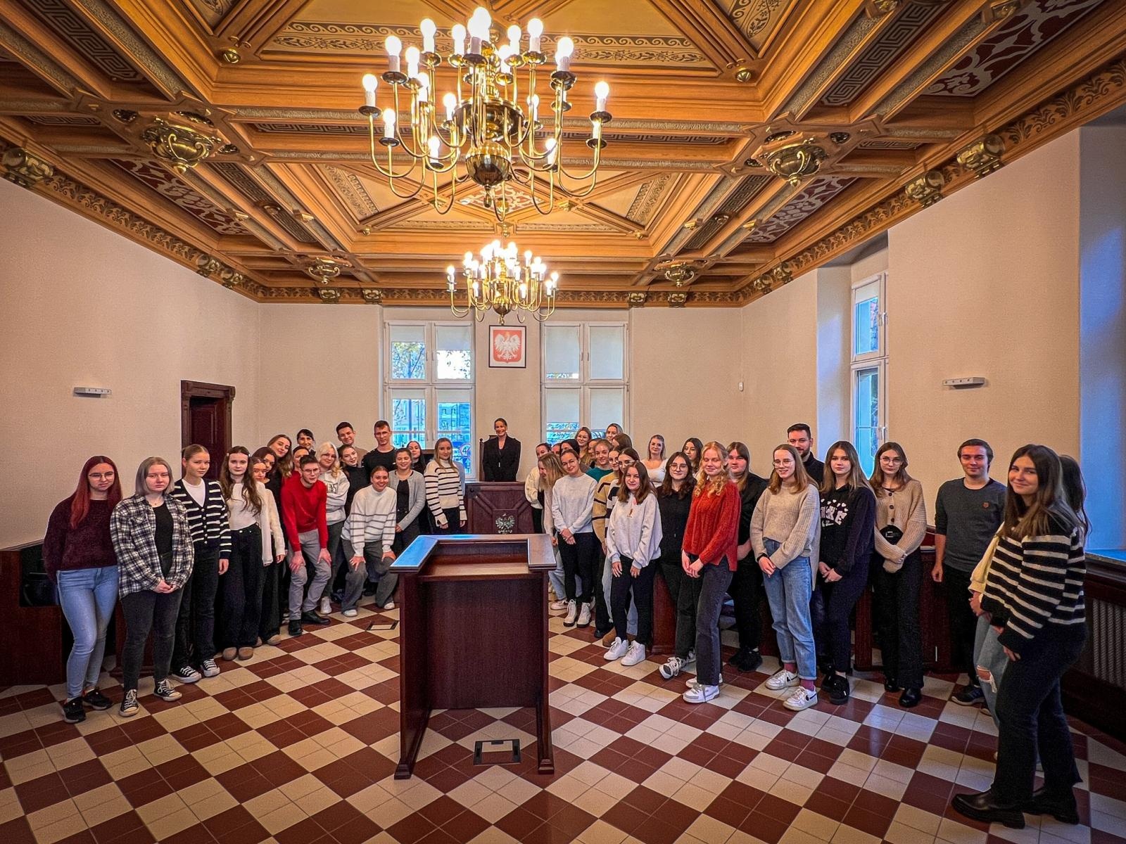 Zdjęcie w galerii na portalu naszwodzislaw.com: Studenci pielęgniarstwa zgłębiają prawo medyczne w raciborskim sądzie. Zajęcia w praktyce wymiaru sprawiedliwości wiadomości z regionu