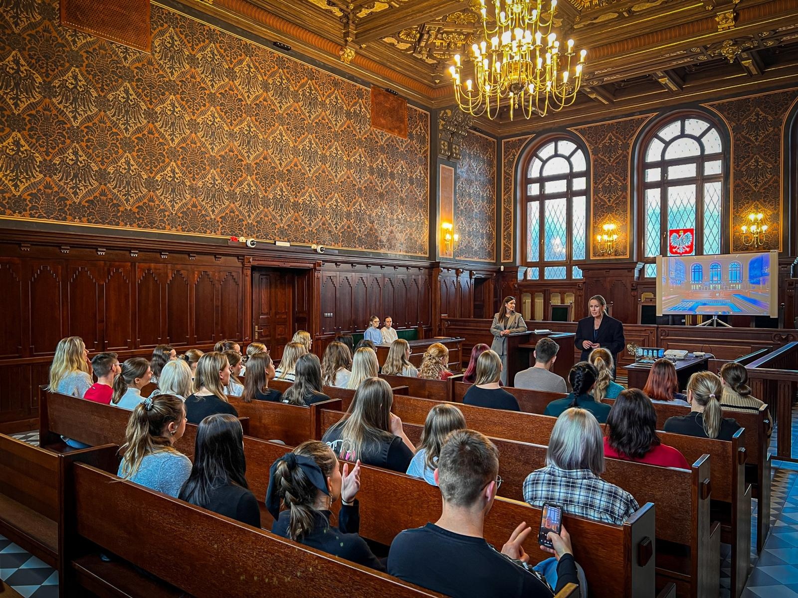 Zdjęcie w galerii na portalu naszwodzislaw.com: Studenci pielęgniarstwa zgłębiają prawo medyczne w raciborskim sądzie. Zajęcia w praktyce wymiaru sprawiedliwości wiadomości z regionu