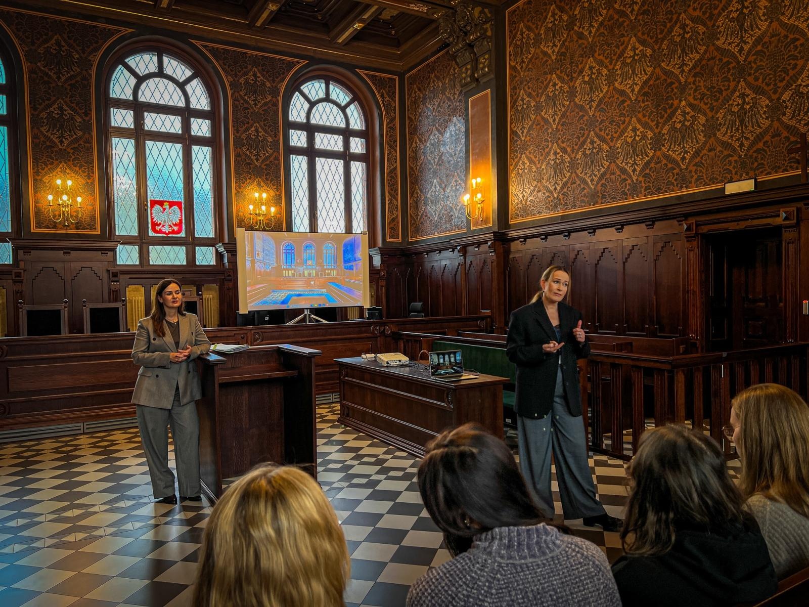 Zdjęcie w galerii na portalu naszwodzislaw.com: Studenci pielęgniarstwa zgłębiają prawo medyczne w raciborskim sądzie. Zajęcia w praktyce wymiaru sprawiedliwości wiadomości z regionu