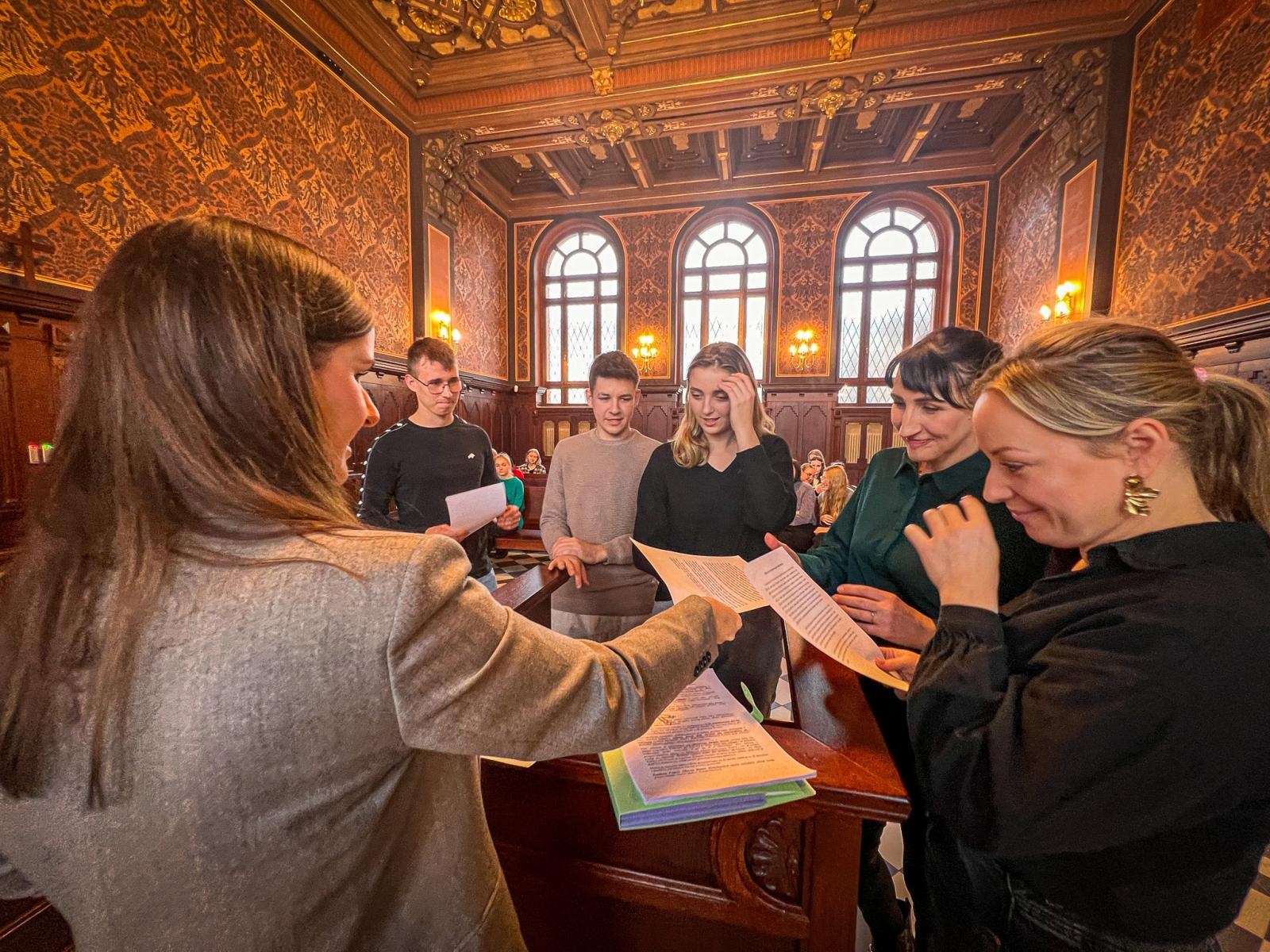 Zdjęcie w galerii na portalu naszwodzislaw.com: Studenci pielęgniarstwa zgłębiają prawo medyczne w raciborskim sądzie. Zajęcia w praktyce wymiaru sprawiedliwości wiadomości z regionu