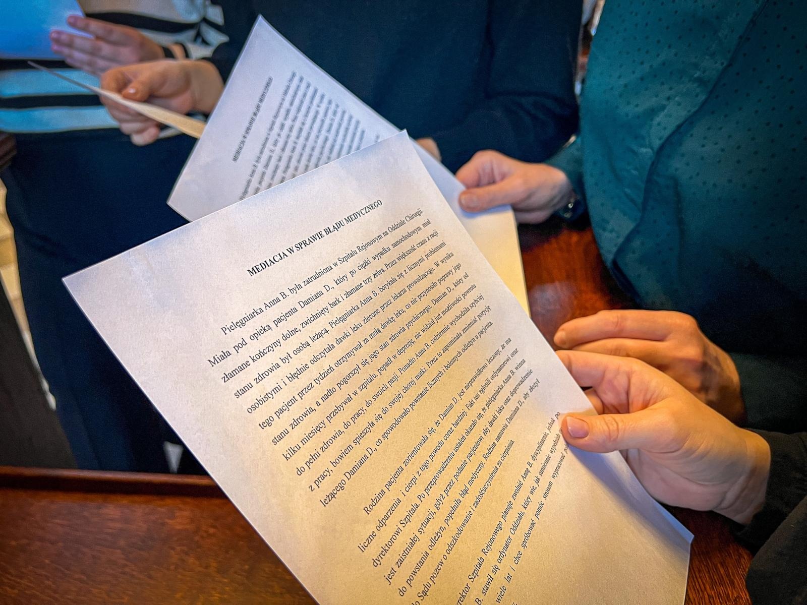 Zdjęcie w galerii na portalu naszwodzislaw.com: Studenci pielęgniarstwa zgłębiają prawo medyczne w raciborskim sądzie. Zajęcia w praktyce wymiaru sprawiedliwości wiadomości z regionu