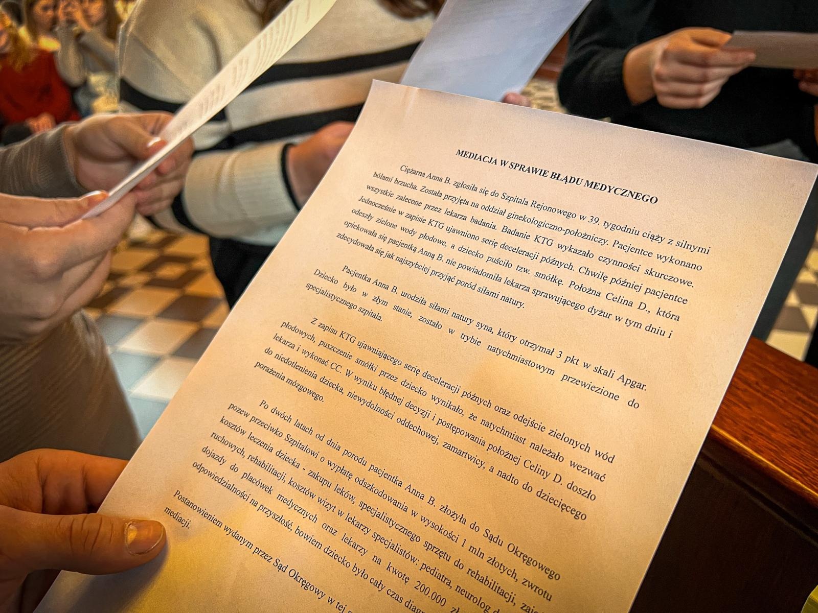 Zdjęcie w galerii na portalu naszwodzislaw.com: Studenci pielęgniarstwa zgłębiają prawo medyczne w raciborskim sądzie. Zajęcia w praktyce wymiaru sprawiedliwości wiadomości z regionu