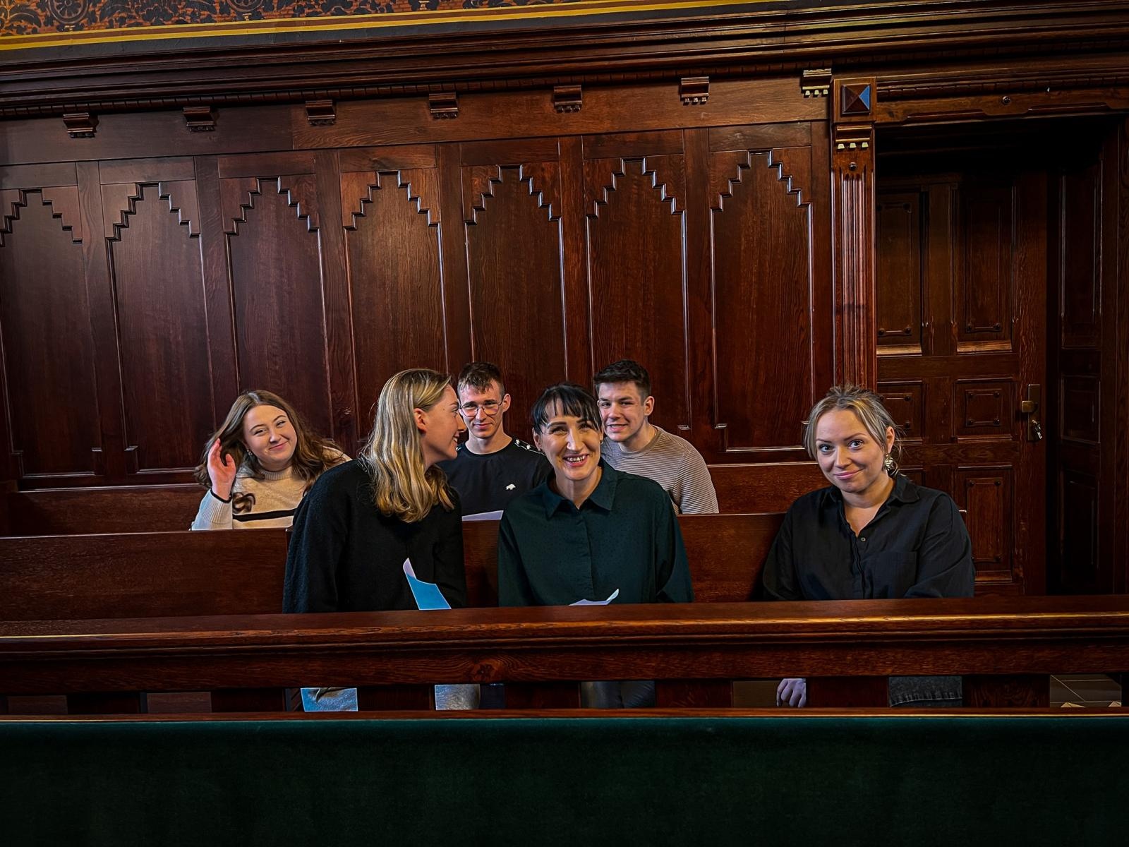 Zdjęcie w galerii na portalu naszwodzislaw.com: Studenci pielęgniarstwa zgłębiają prawo medyczne w raciborskim sądzie. Zajęcia w praktyce wymiaru sprawiedliwości wiadomości z regionu