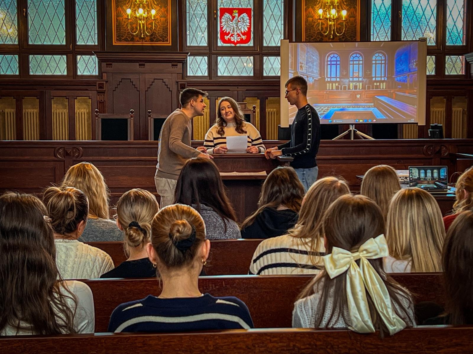 Zdjęcie w galerii na portalu naszwodzislaw.com: Studenci pielęgniarstwa zgłębiają prawo medyczne w raciborskim sądzie. Zajęcia w praktyce wymiaru sprawiedliwości wiadomości z regionu