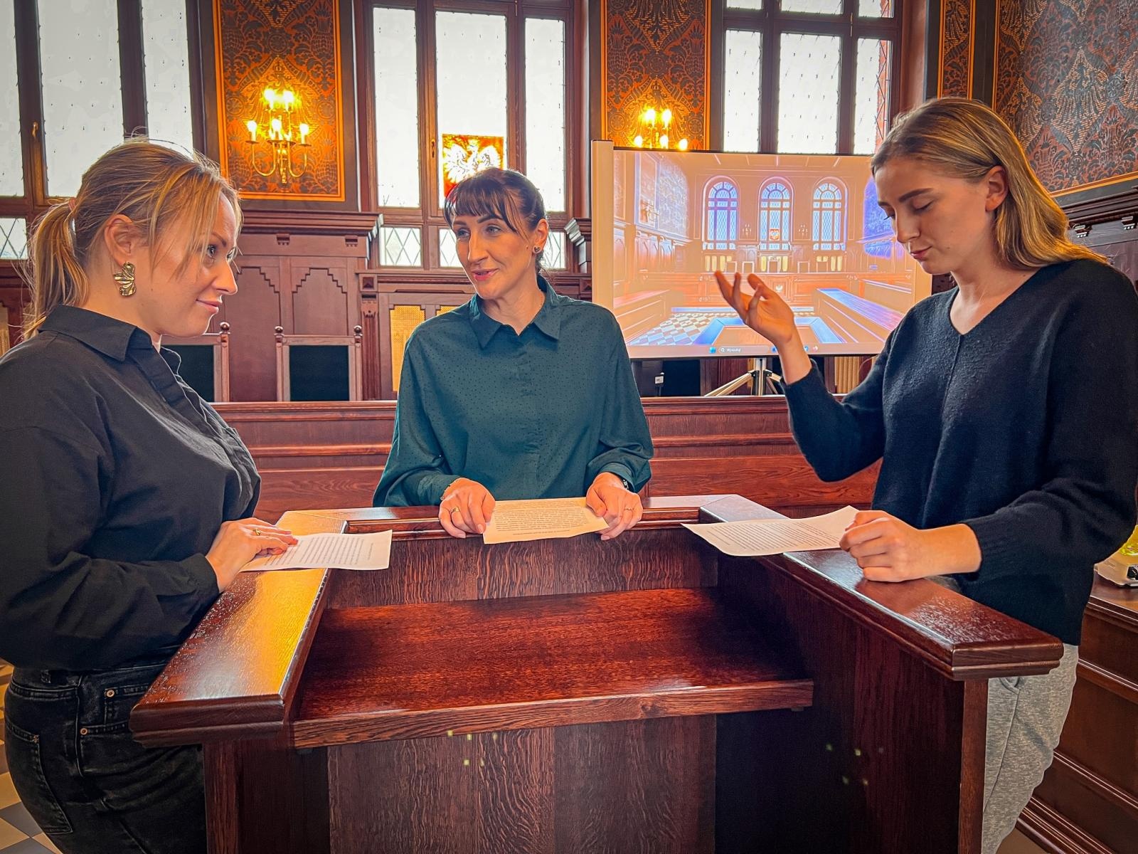 Zdjęcie w galerii na portalu naszwodzislaw.com: Studenci pielęgniarstwa zgłębiają prawo medyczne w raciborskim sądzie. Zajęcia w praktyce wymiaru sprawiedliwości wiadomości z regionu