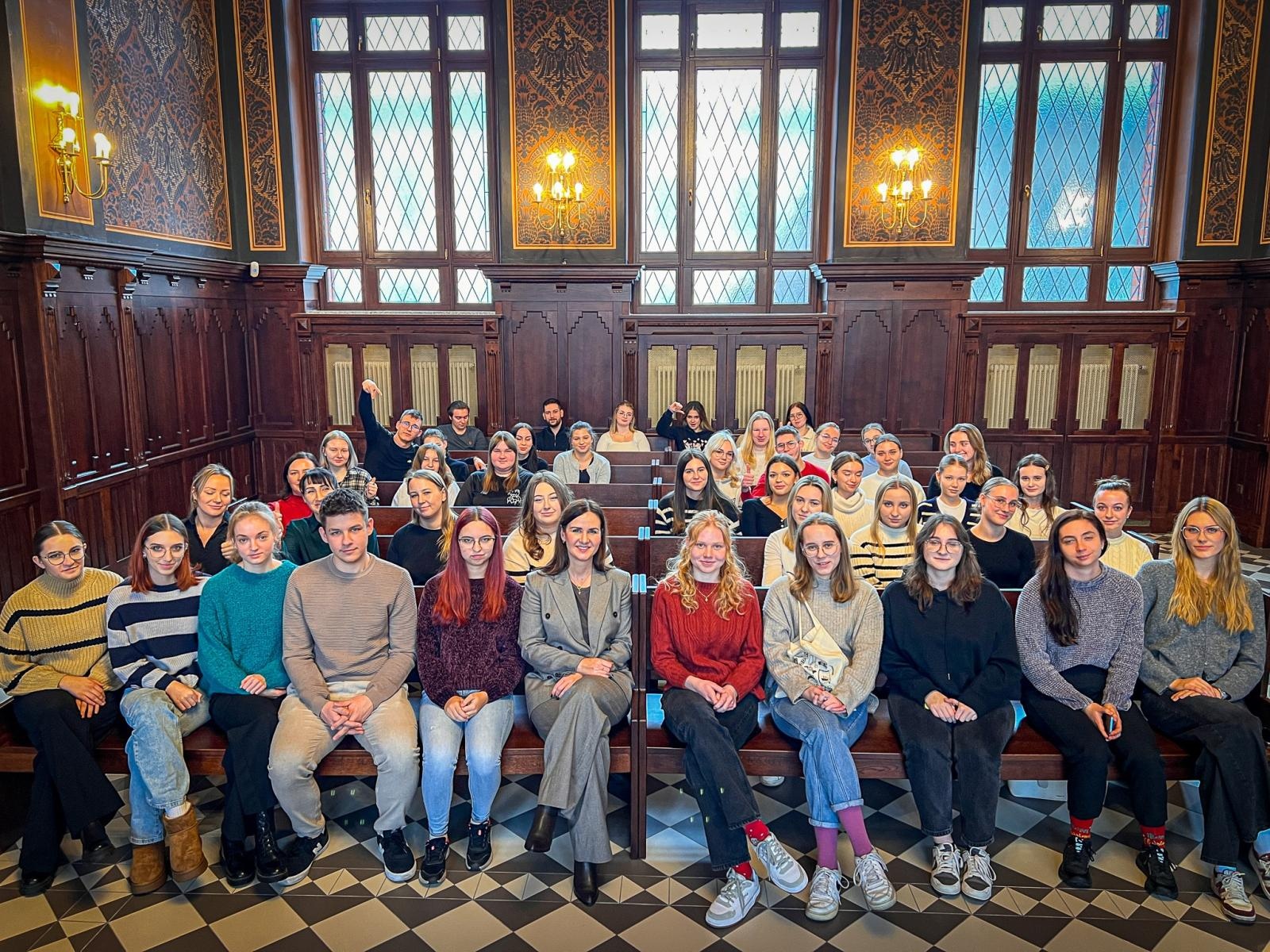 Zdjęcie w galerii na portalu naszwodzislaw.com: Studenci pielęgniarstwa zgłębiają prawo medyczne w raciborskim sądzie. Zajęcia w praktyce wymiaru sprawiedliwości wiadomości z regionu