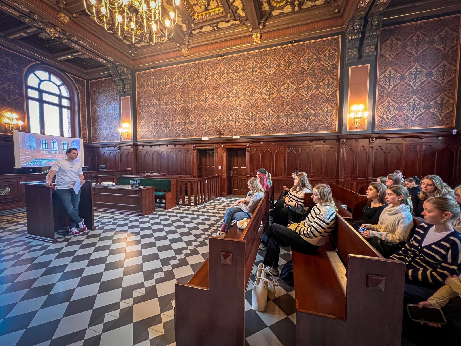 Zdjęcie w galerii na portalu naszwodzislaw.com: Studenci pielęgniarstwa zgłębiają prawo medyczne w raciborskim sądzie. Zajęcia w praktyce wymiaru sprawiedliwości wiadomości z regionu