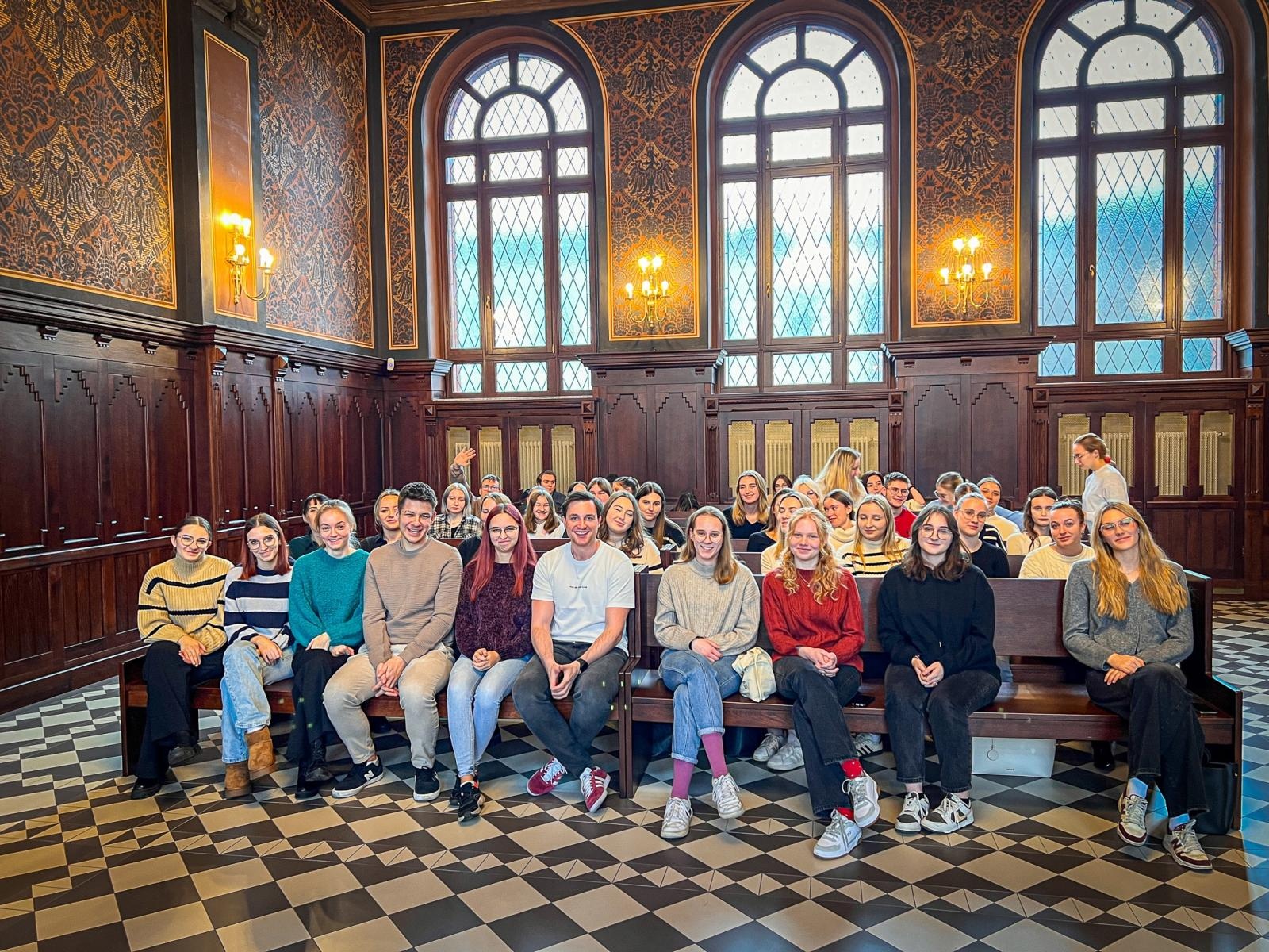 Zdjęcie w galerii na portalu naszwodzislaw.com: Studenci pielęgniarstwa zgłębiają prawo medyczne w raciborskim sądzie. Zajęcia w praktyce wymiaru sprawiedliwości wiadomości z regionu