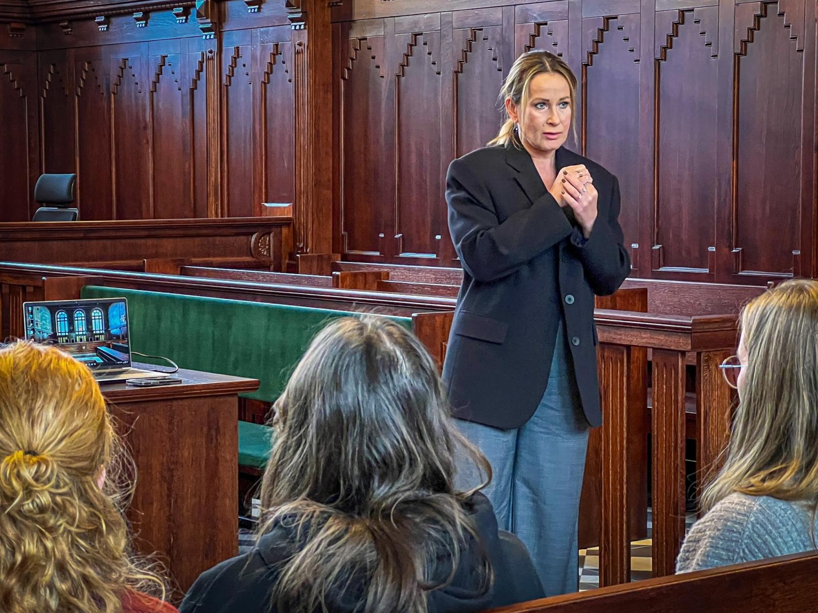 Zdjęcie w galerii na portalu naszwodzislaw.com: Studenci pielęgniarstwa zgłębiają prawo medyczne w raciborskim sądzie. Zajęcia w praktyce wymiaru sprawiedliwości wiadomości z regionu