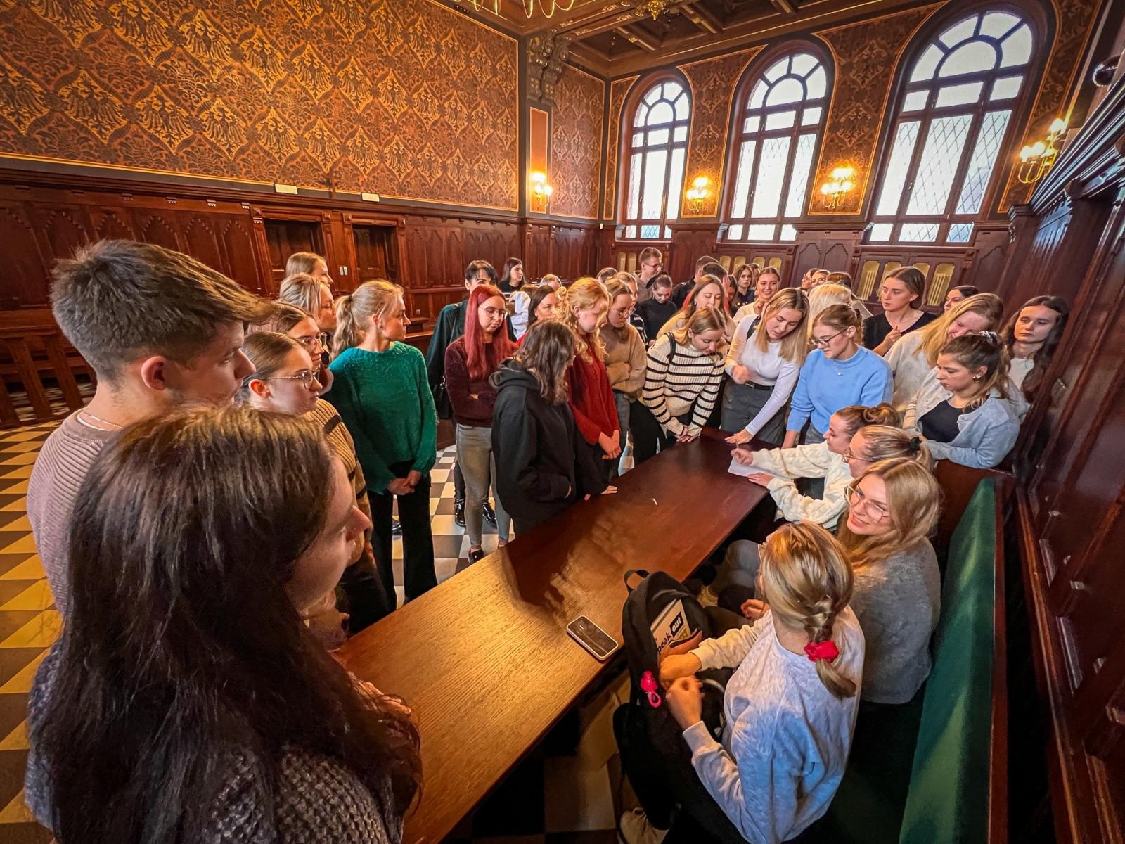 Zdjęcie w galerii na portalu naszwodzislaw.com: Studenci pielęgniarstwa zgłębiają prawo medyczne w raciborskim sądzie. Zajęcia w praktyce wymiaru sprawiedliwości wiadomości z regionu