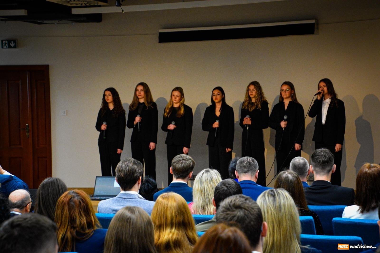 Zdjęcie w galerii na portalu naszwodzislaw.com: Stypendyści premiera odebrali w Raciborzu dyplomy wiadomości z regionu