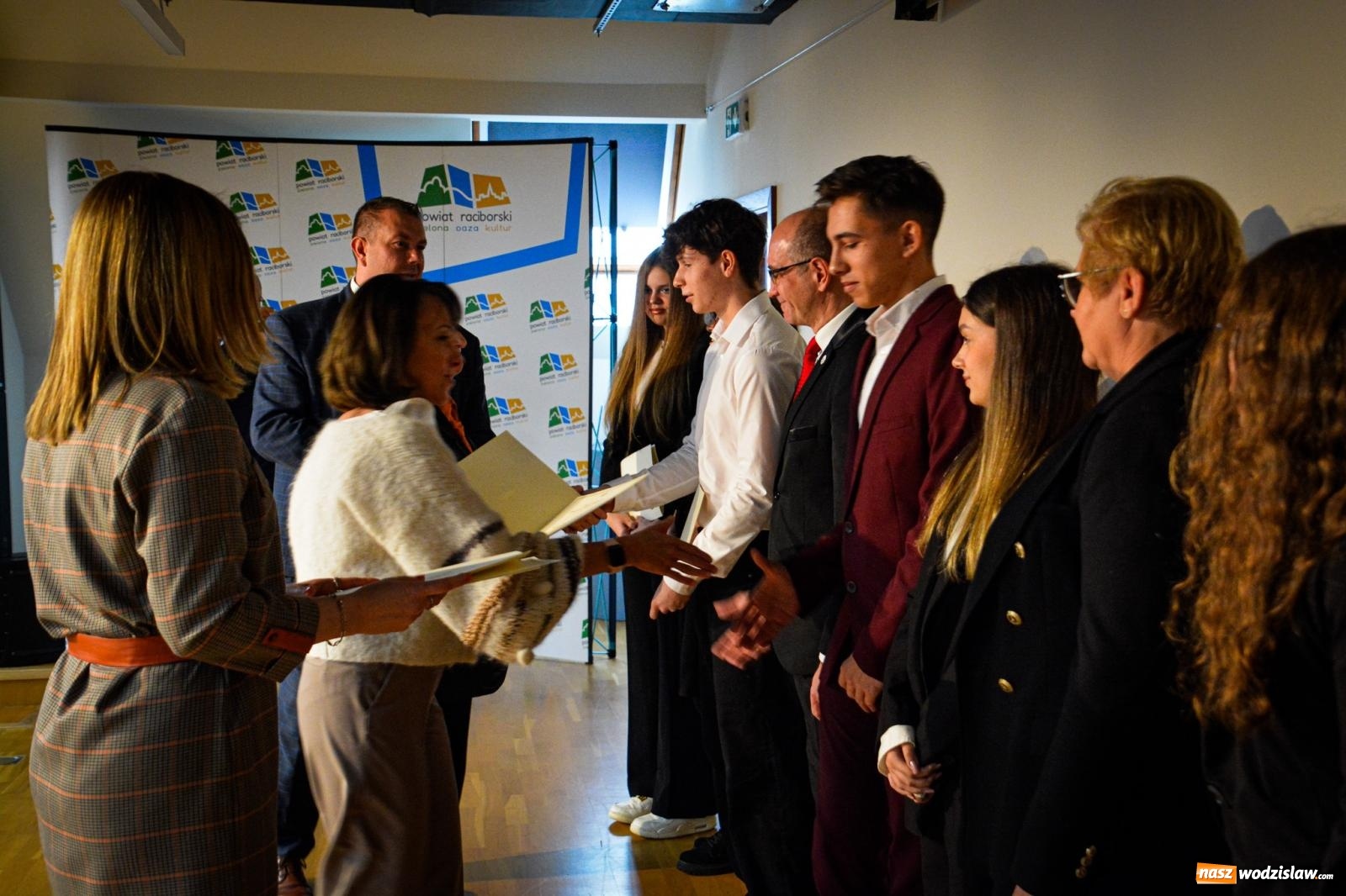 Zdjęcie w galerii na portalu naszwodzislaw.com: Stypendyści premiera odebrali w Raciborzu dyplomy wiadomości z regionu