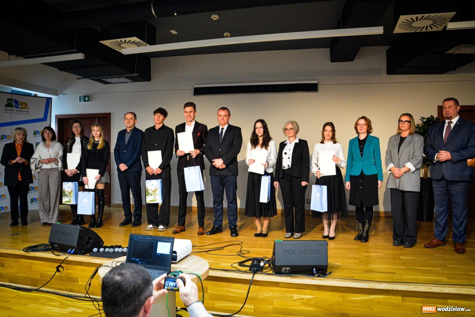 Zdjęcie w galerii na portalu naszwodzislaw.com: Stypendyści premiera odebrali w Raciborzu dyplomy wiadomości z regionu