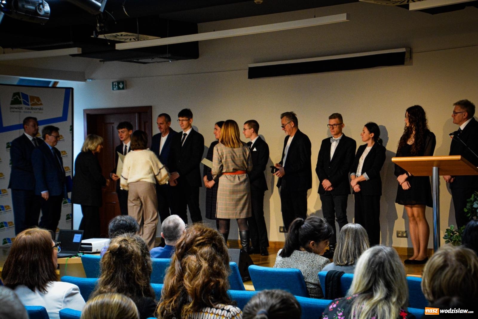 Zdjęcie w galerii na portalu naszwodzislaw.com: Stypendyści premiera odebrali w Raciborzu dyplomy wiadomości z regionu