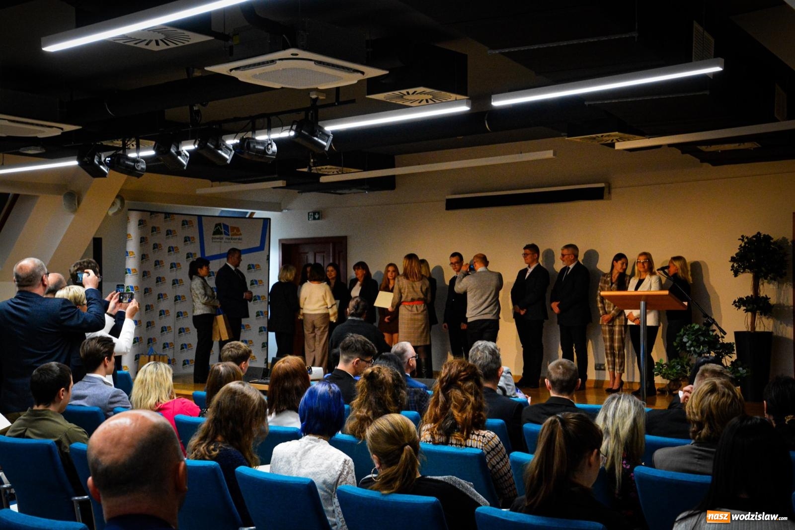 Zdjęcie w galerii na portalu naszwodzislaw.com: Stypendyści premiera odebrali w Raciborzu dyplomy wiadomości z regionu