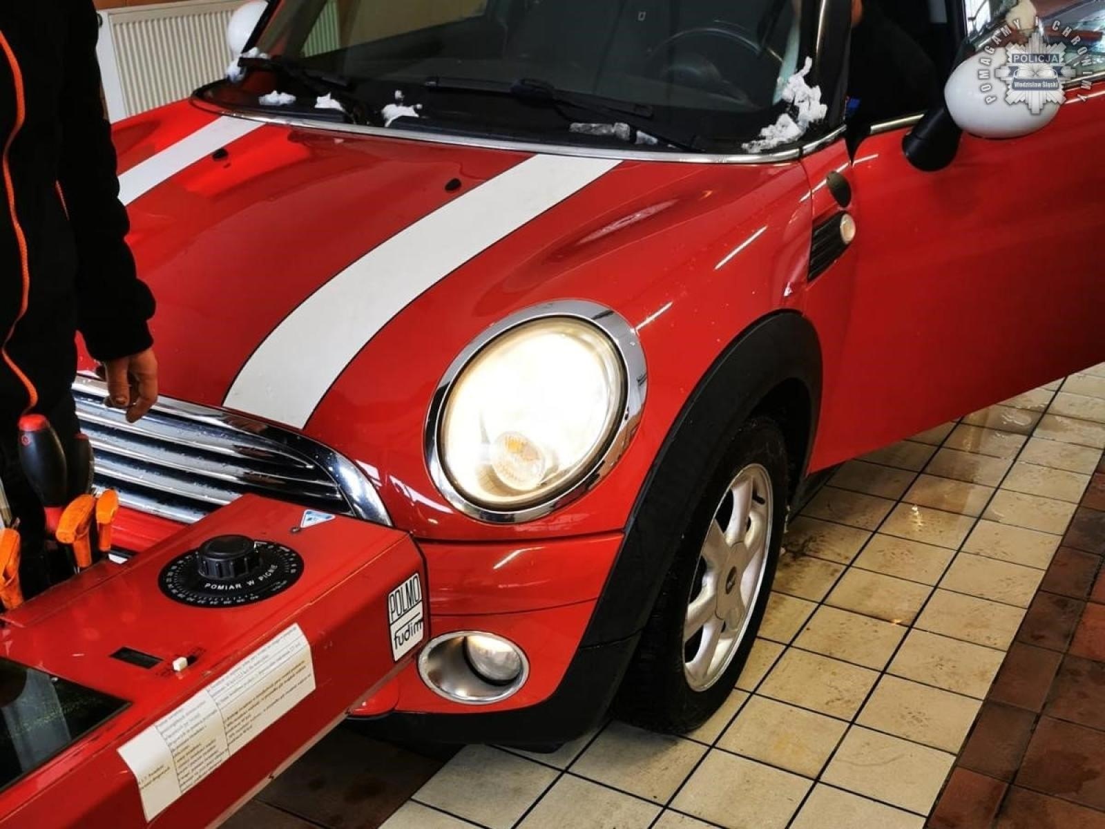 Zdjęcie w galerii na portalu naszwodzislaw.com: Kolejni kierowcy bezpłatnie sprawdzili światła w swych samochodach wiadomości z regionu