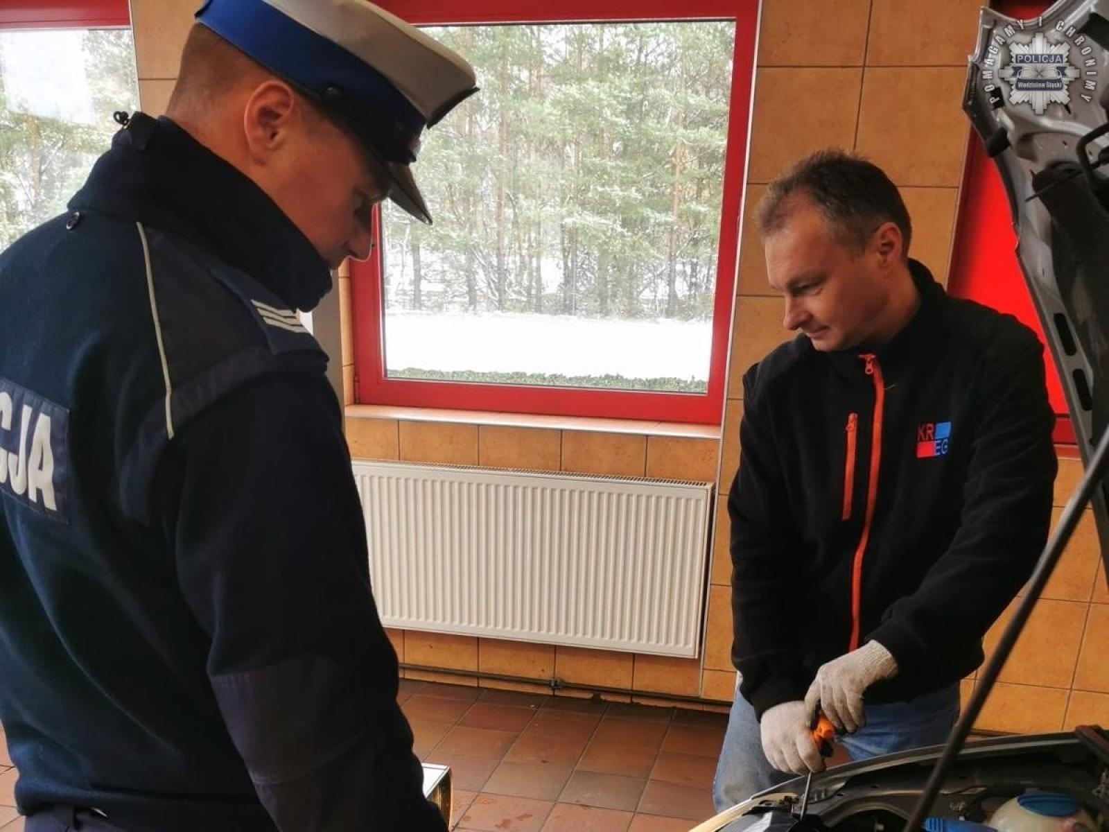 Zdjęcie w galerii na portalu naszwodzislaw.com: Kolejni kierowcy bezpłatnie sprawdzili światła w swych samochodach wiadomości z regionu