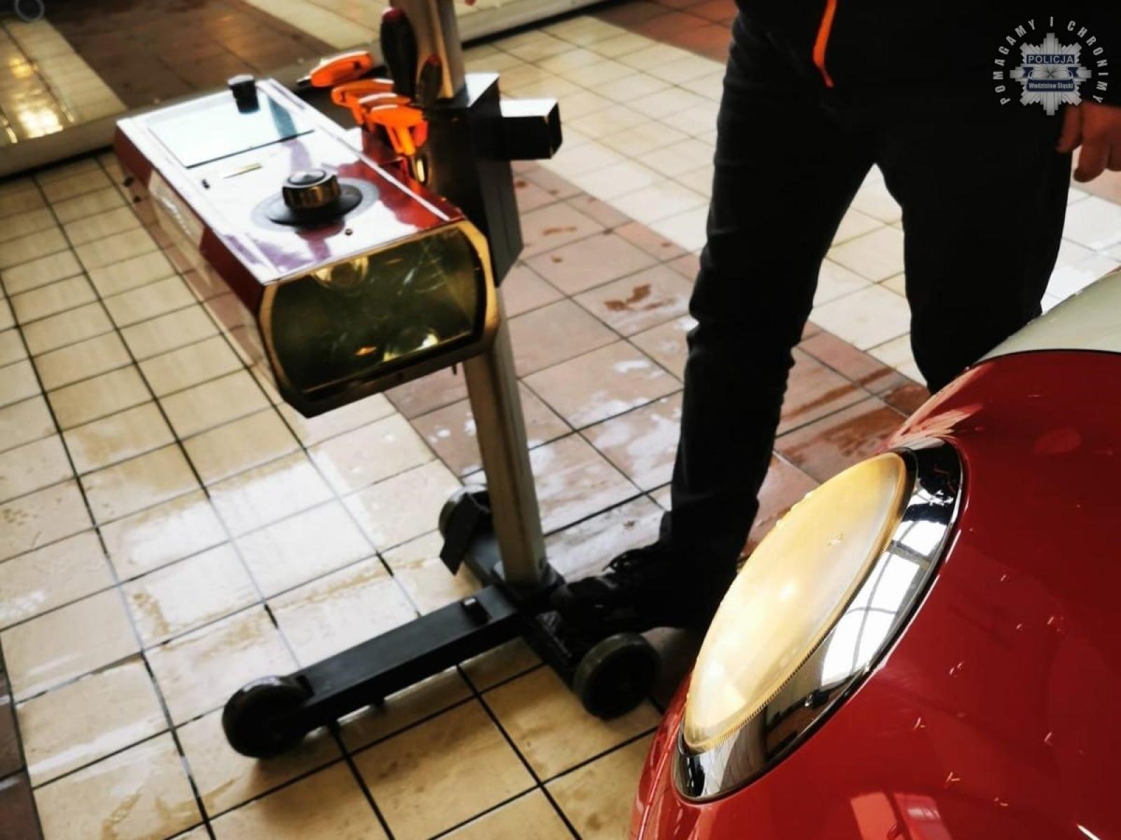 Zdjęcie w galerii na portalu naszwodzislaw.com: Kolejni kierowcy bezpłatnie sprawdzili światła w swych samochodach wiadomości z regionu