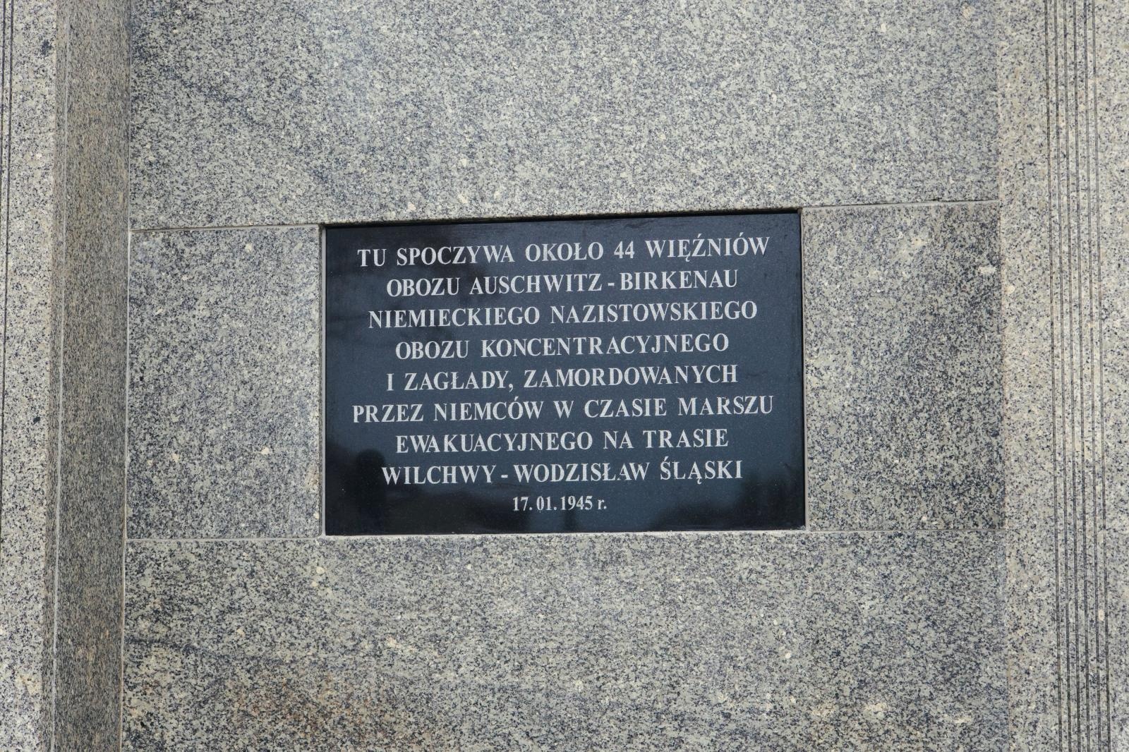 Zdjęcie w galerii na portalu naszwodzislaw.com: Remont Mogiły Ofiar Marszu Śmierci zakończony wiadomości z regionu