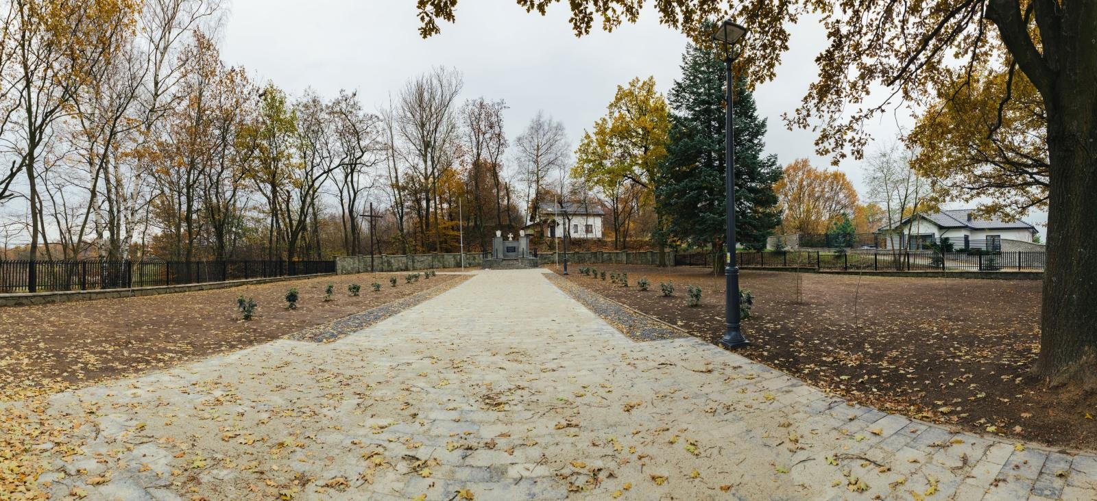 Zdjęcie w galerii na portalu naszwodzislaw.com: Remont Mogiły Ofiar Marszu Śmierci zakończony wiadomości z regionu