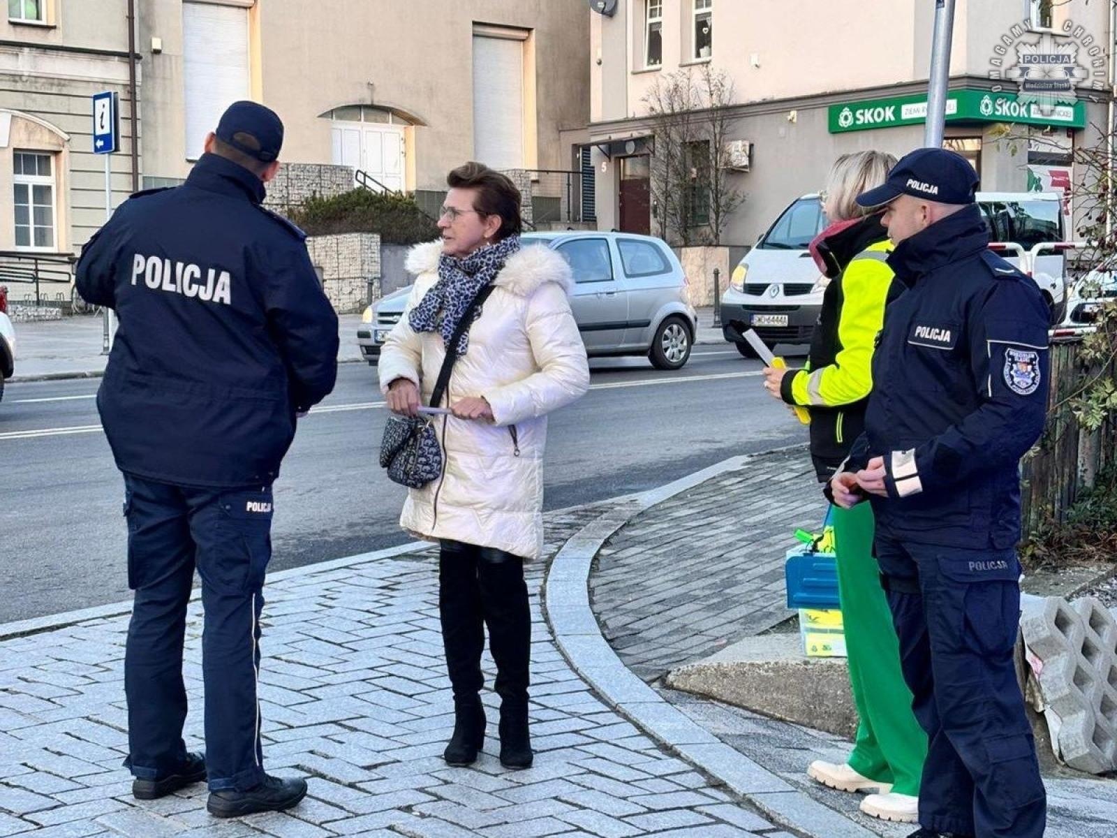 Zdjęcie w galerii na portalu naszwodzislaw.com: Wodzisławscy policjanci zadbali, by piesi w Pszowie byli widoczni wiadomości z regionu