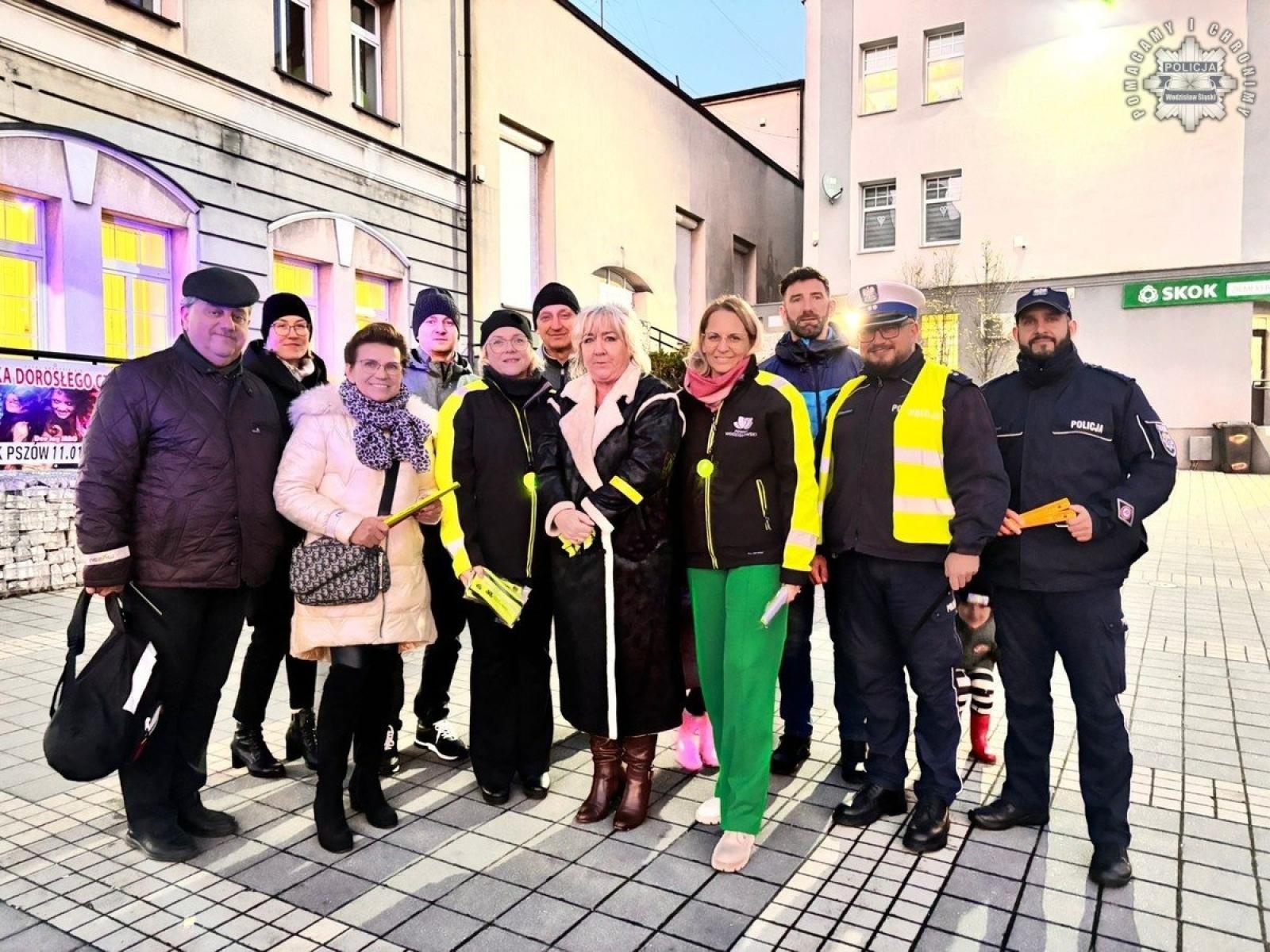 Zdjęcie w galerii na portalu naszwodzislaw.com: Wodzisławscy policjanci zadbali, by piesi w Pszowie byli widoczni wiadomości z regionu