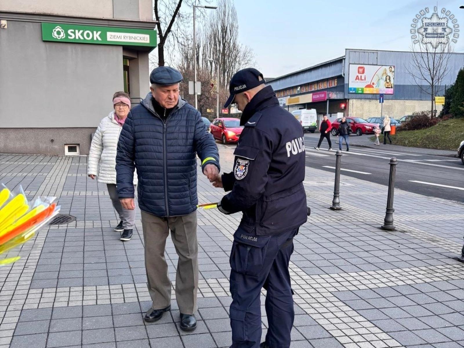 Zdjęcie w galerii na portalu naszwodzislaw.com: Wodzisławscy policjanci zadbali, by piesi w Pszowie byli widoczni wiadomości z regionu