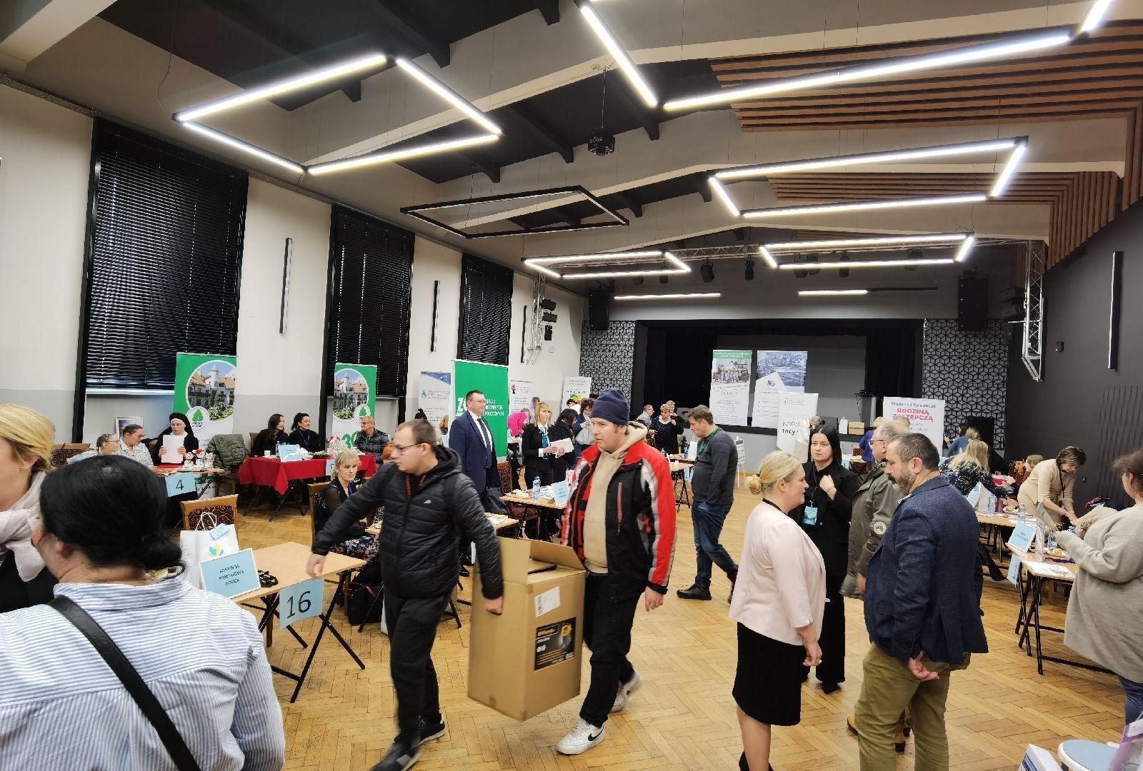 Zdjęcie w galerii na portalu naszwodzislaw.com: Targi informacyjne dla osób z niepełnosprawnościami za nami wiadomości z regionu