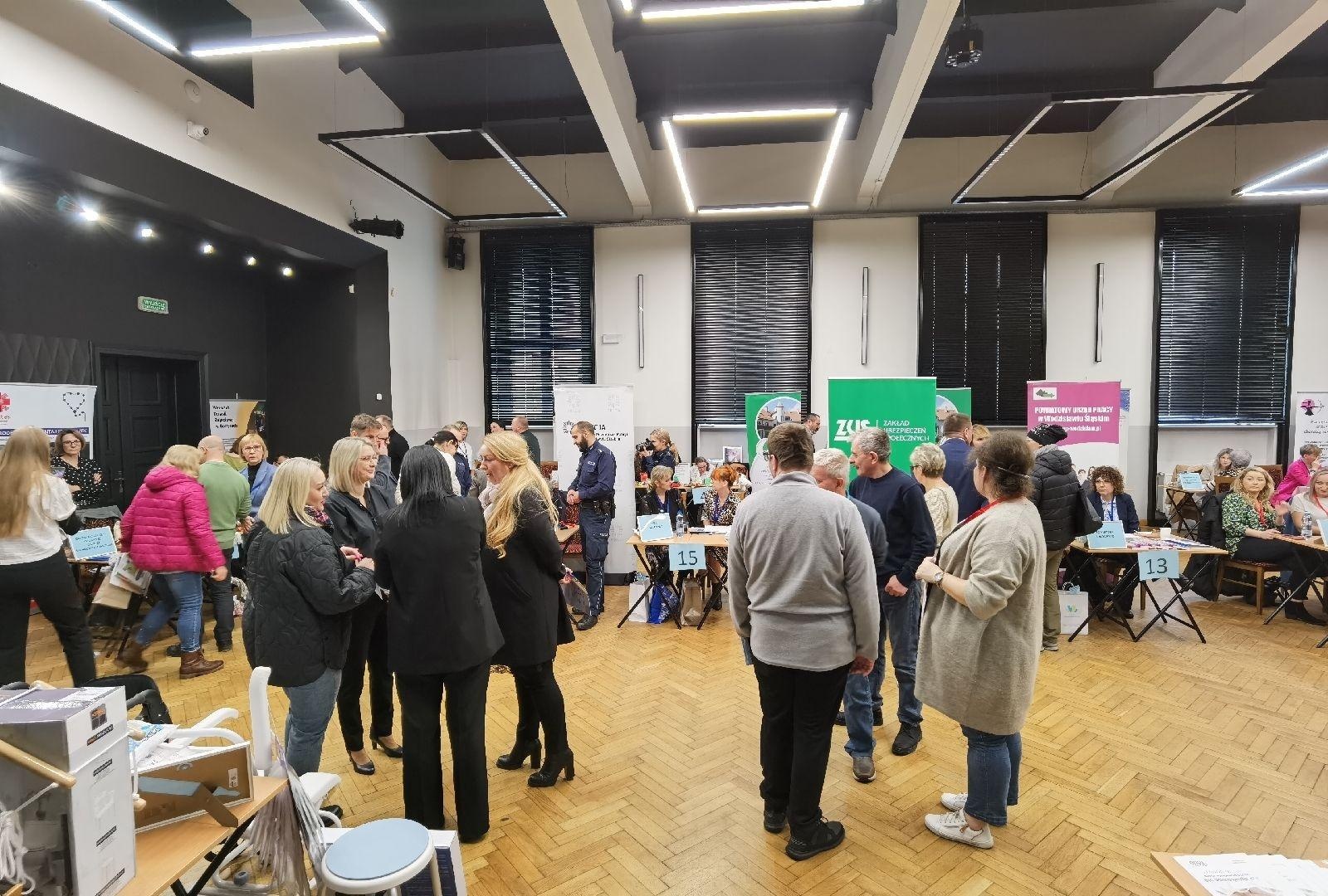 Zdjęcie w galerii na portalu naszwodzislaw.com: Targi informacyjne dla osób z niepełnosprawnościami za nami wiadomości z regionu