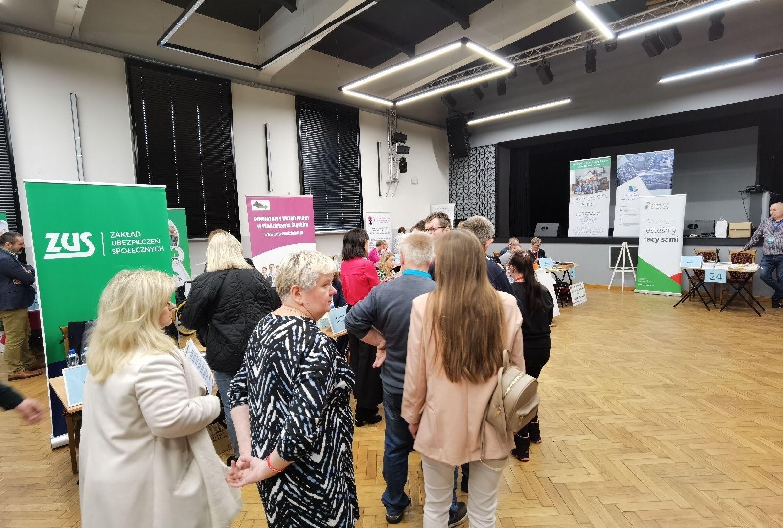 Zdjęcie w galerii na portalu naszwodzislaw.com: Targi informacyjne dla osób z niepełnosprawnościami za nami wiadomości z regionu