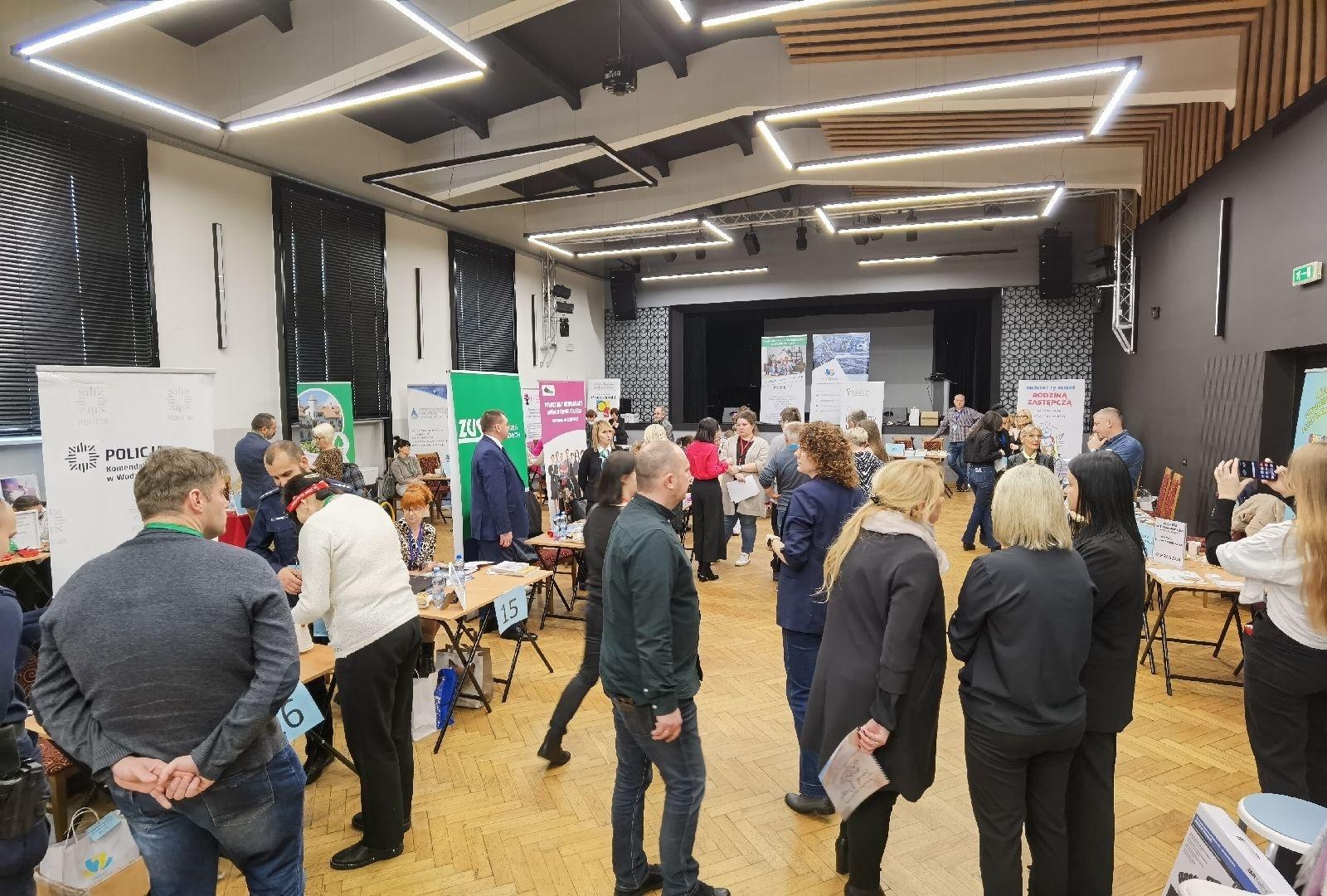 Zdjęcie w galerii na portalu naszwodzislaw.com: Targi informacyjne dla osób z niepełnosprawnościami za nami wiadomości z regionu