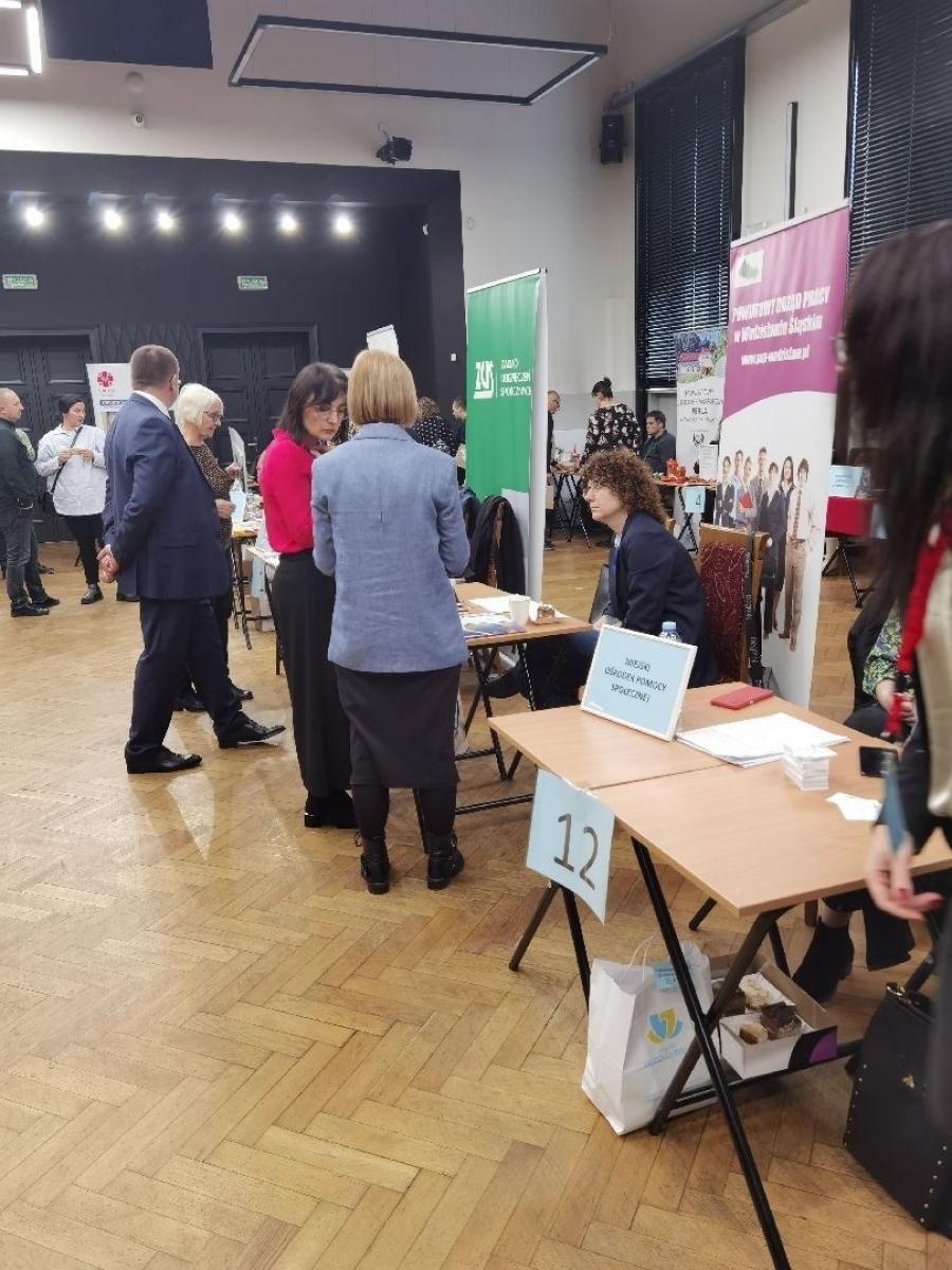 Zdjęcie w galerii na portalu naszwodzislaw.com: Targi informacyjne dla osób z niepełnosprawnościami za nami wiadomości z regionu