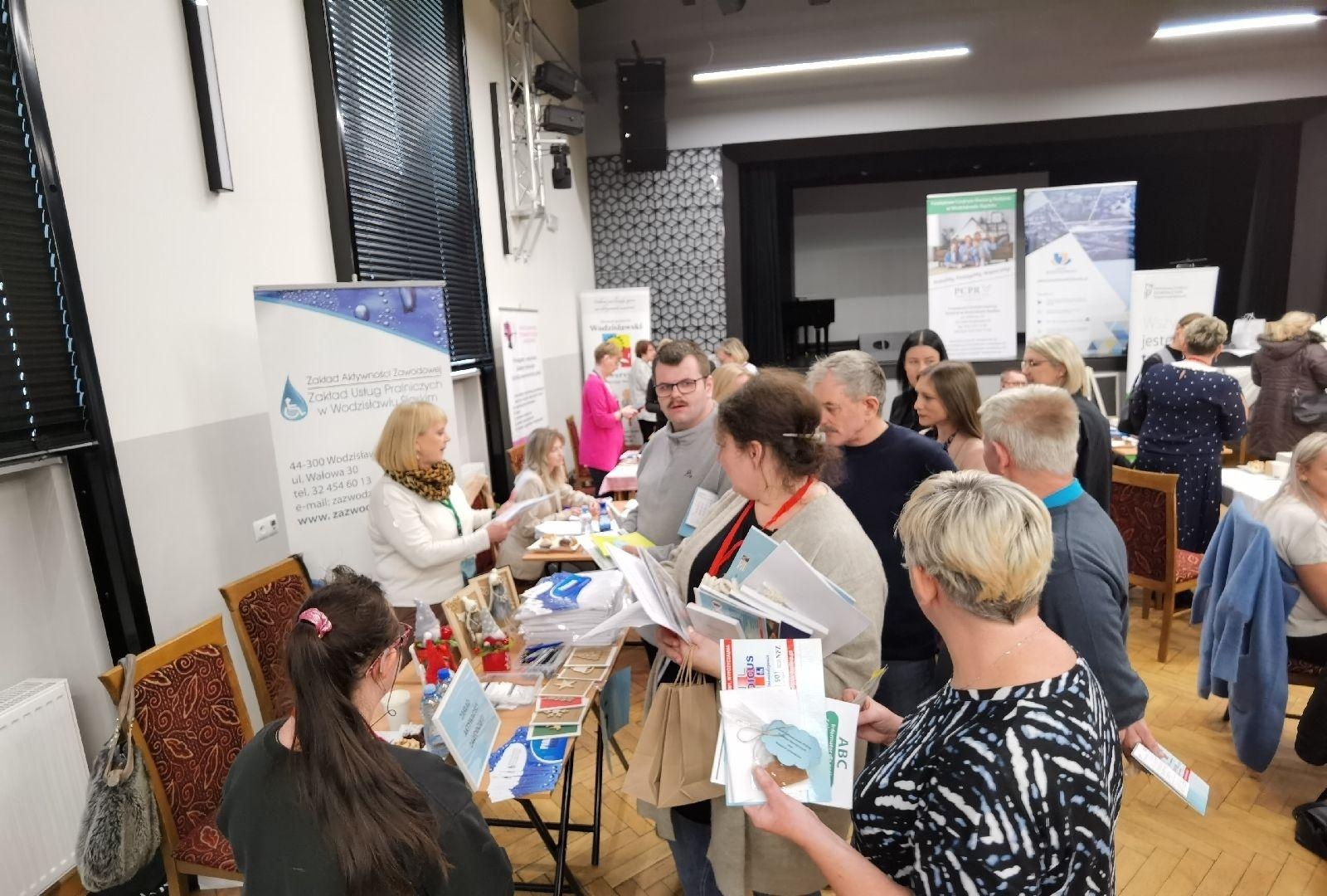 Zdjęcie w galerii na portalu naszwodzislaw.com: Targi informacyjne dla osób z niepełnosprawnościami za nami wiadomości z regionu